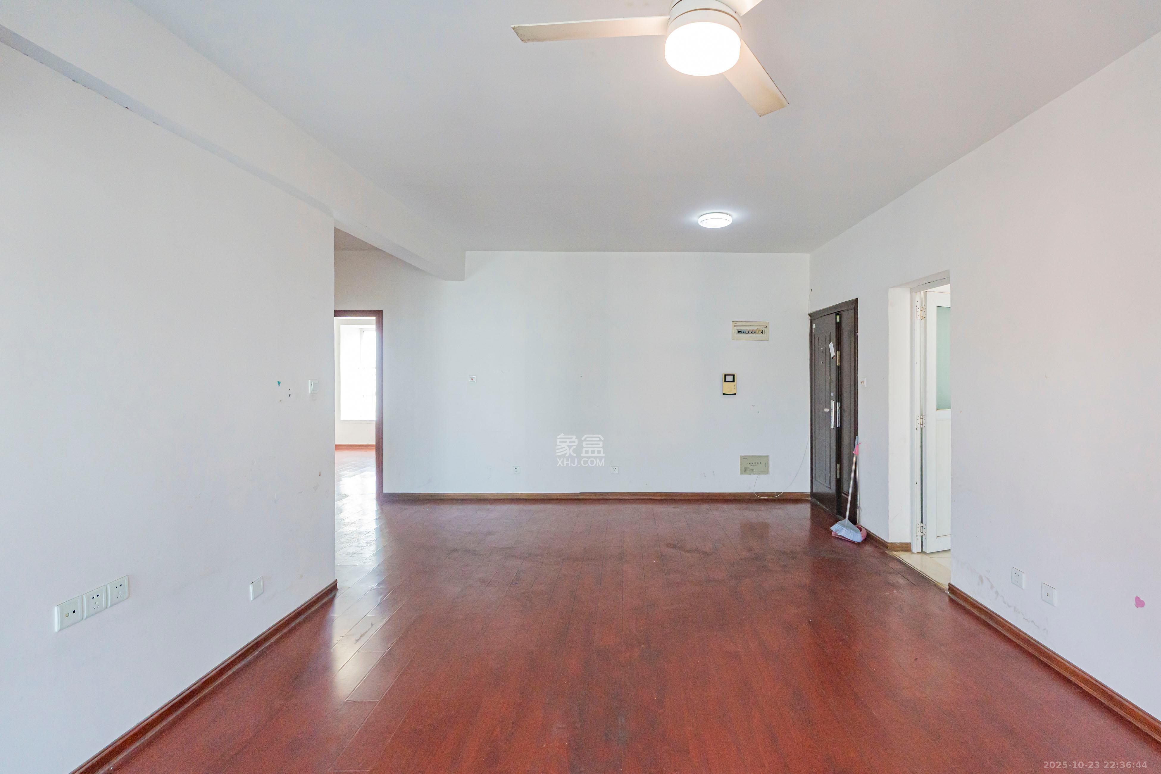 凯乐国际城  2室2厅1卫    85.0万 凯乐国际城  2室2厅1卫    85.0万客厅