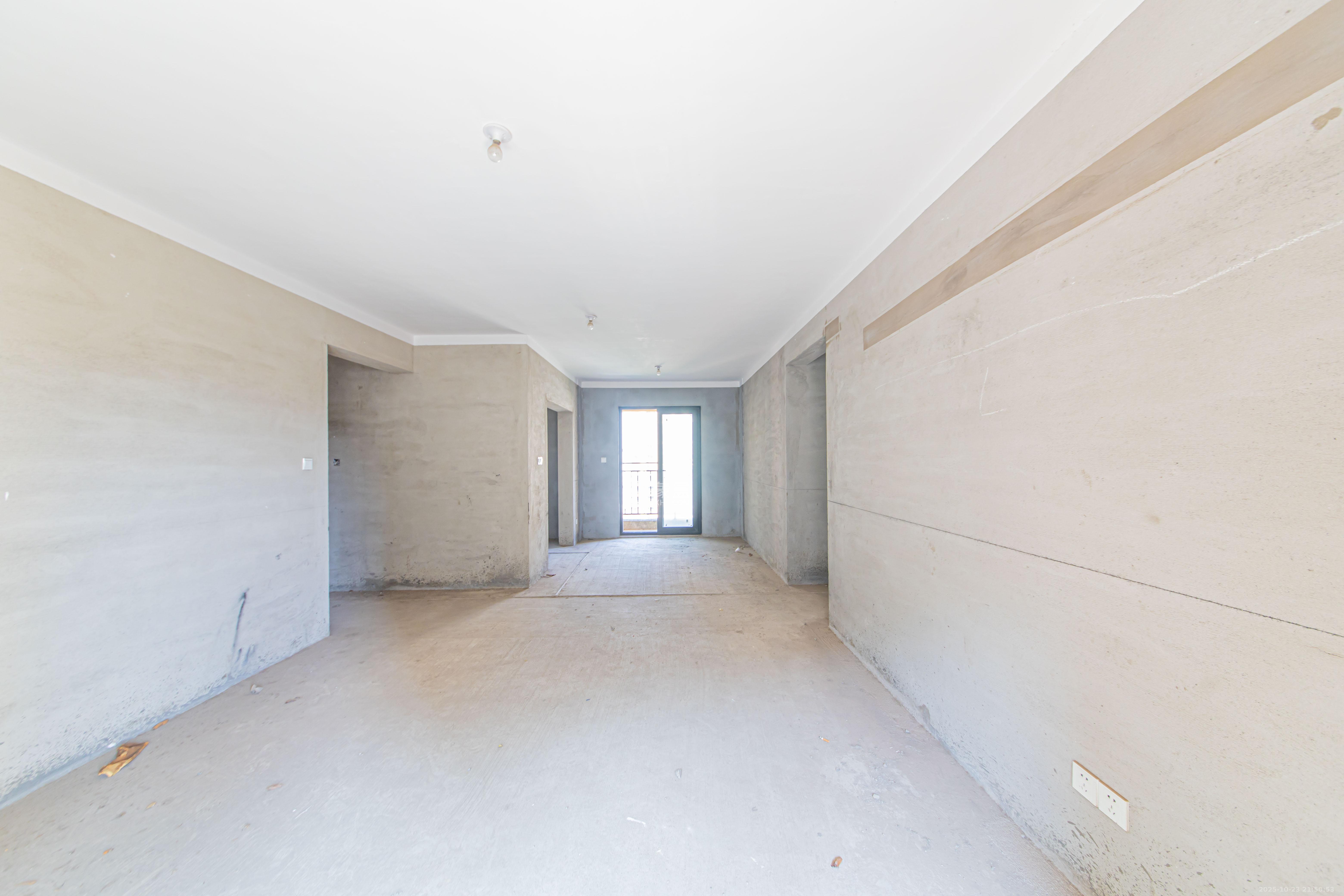 北辰中央公园C区  4室2厅2卫    133.0万客厅