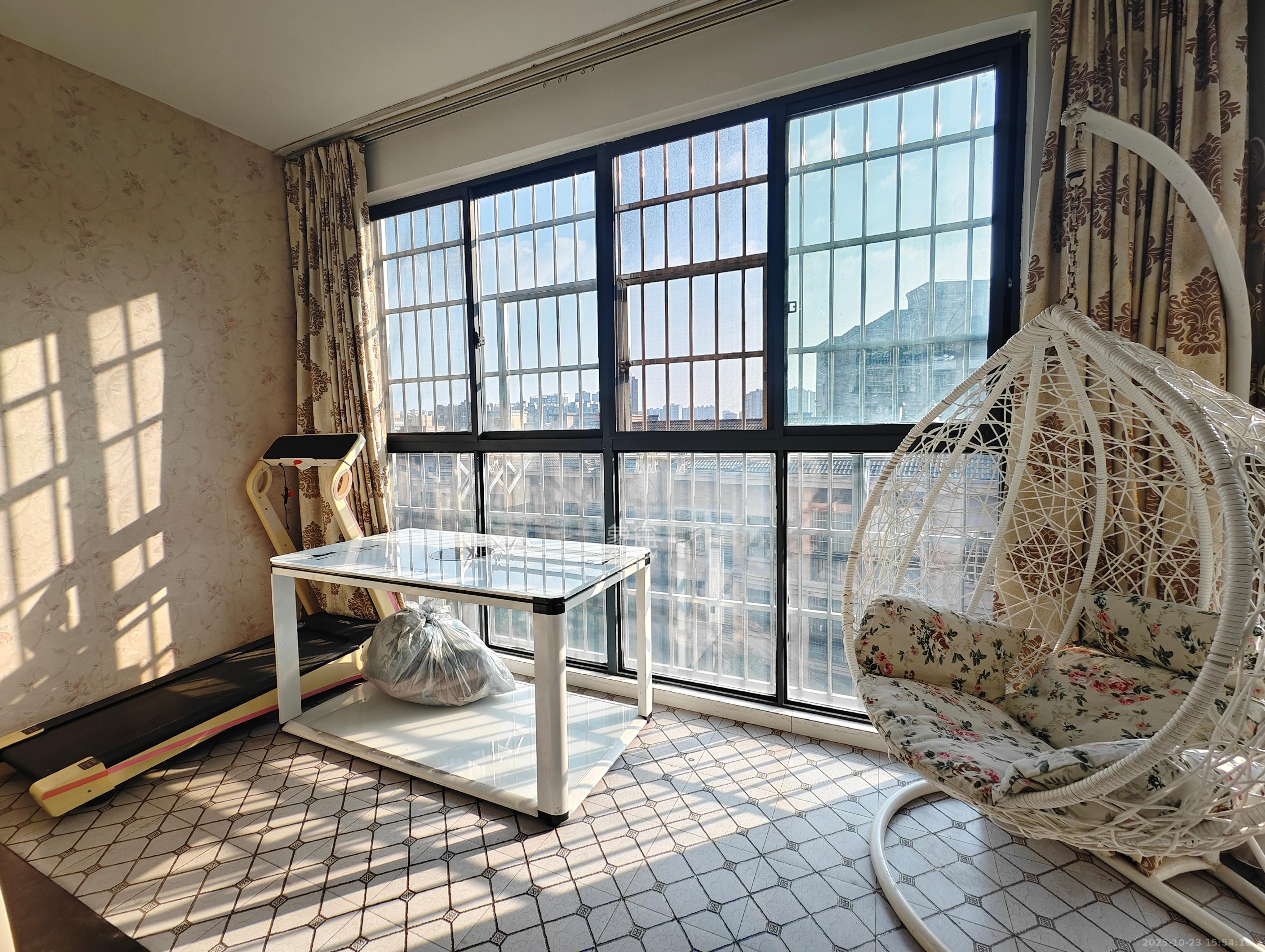 山水湾 3室2厅2卫 2300.0元/月 山水湾 3室2厅2卫 2300.0元/月室内图