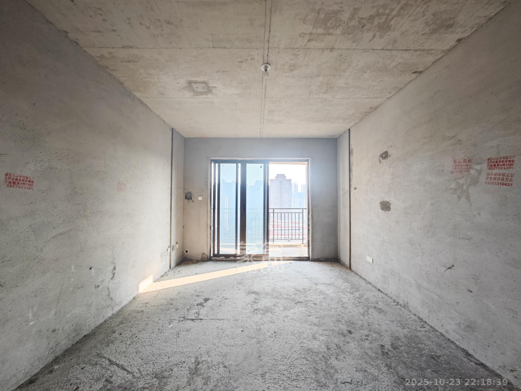 云开壹品樾玺  3室2厅2卫    87.0万客厅