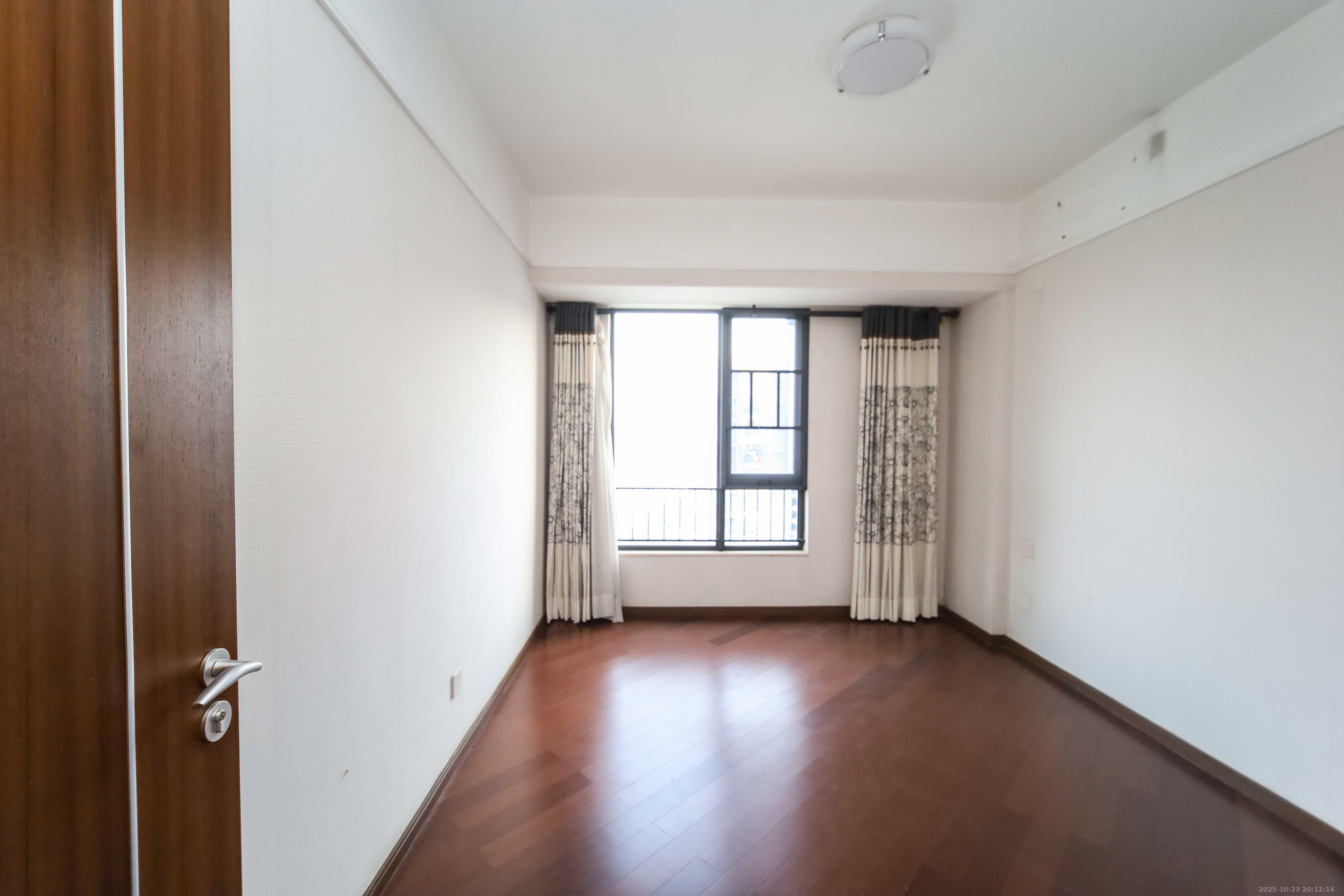 万科金域蓝湾  3室2厅2卫    130.0万卧室