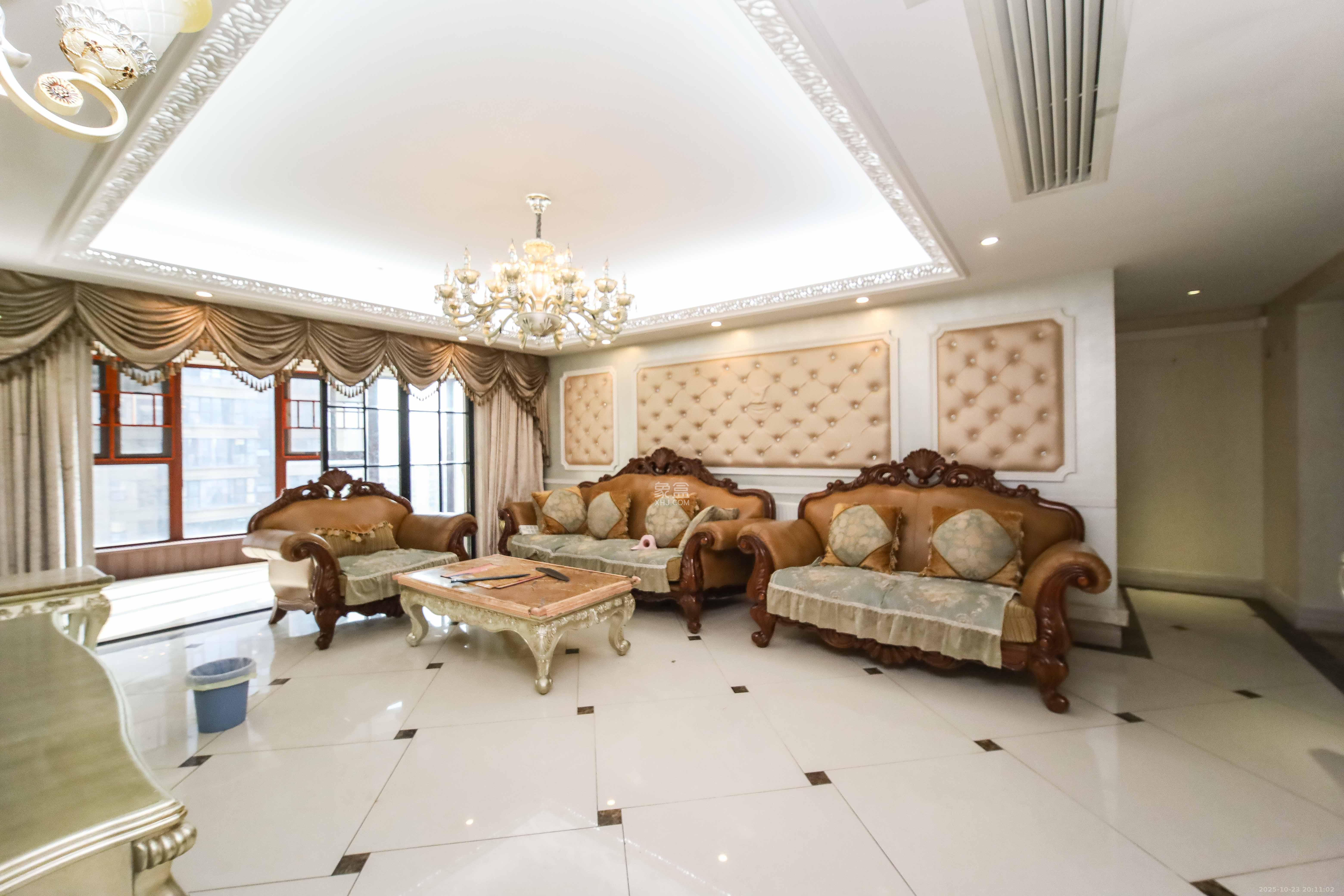 红橡华园(菲莎公馆)  3室2厅2卫    168.0万客厅