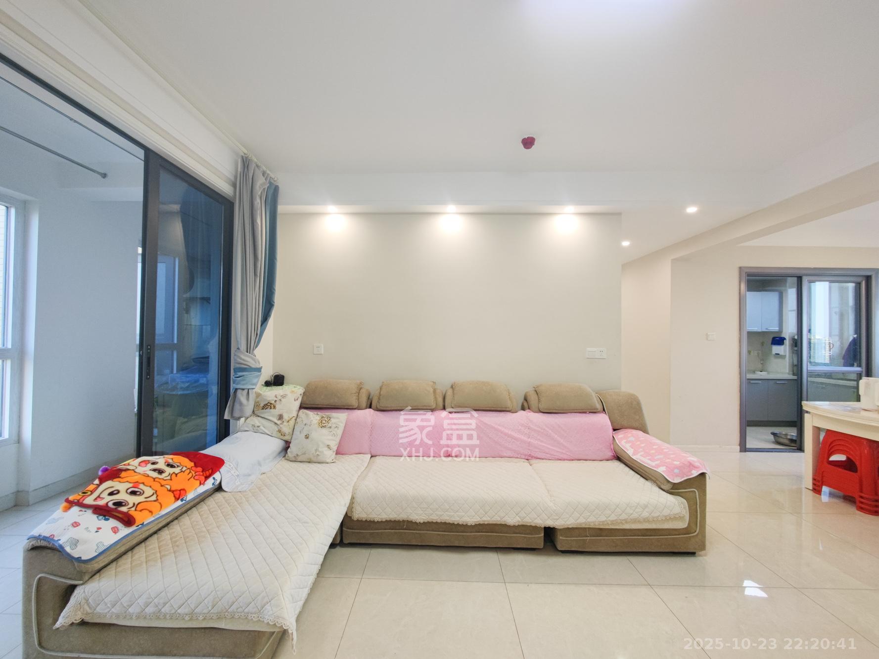 长房半岛蓝湾(观山月)  3室2厅2卫    100.0万 长房半岛蓝湾(观山月)  3室2厅2卫    100.0万客厅