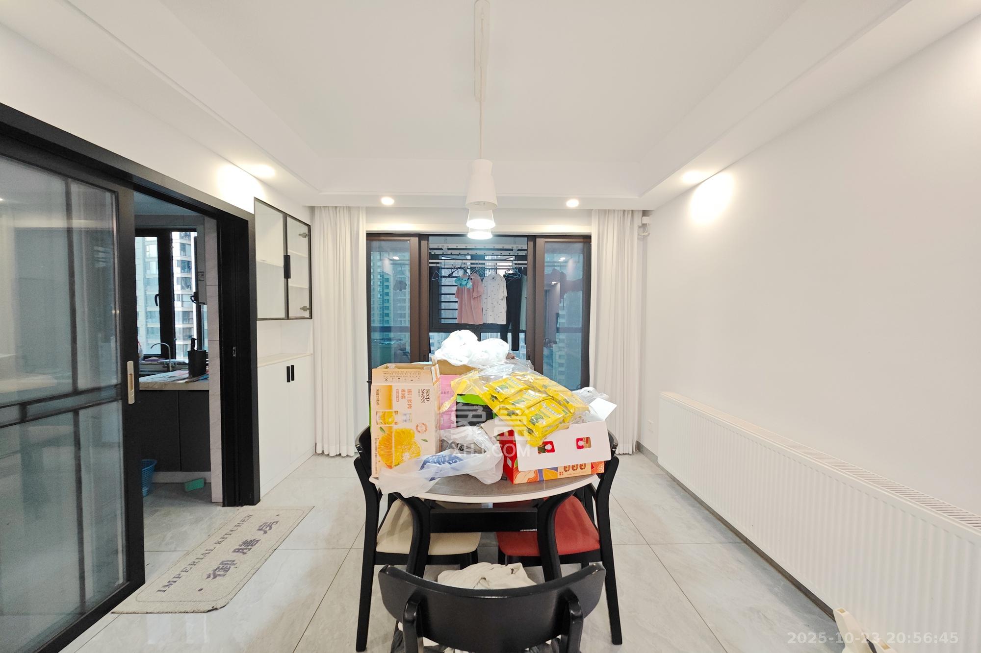 保利大都汇一期、二期  4室2厅1卫    155.0万客厅