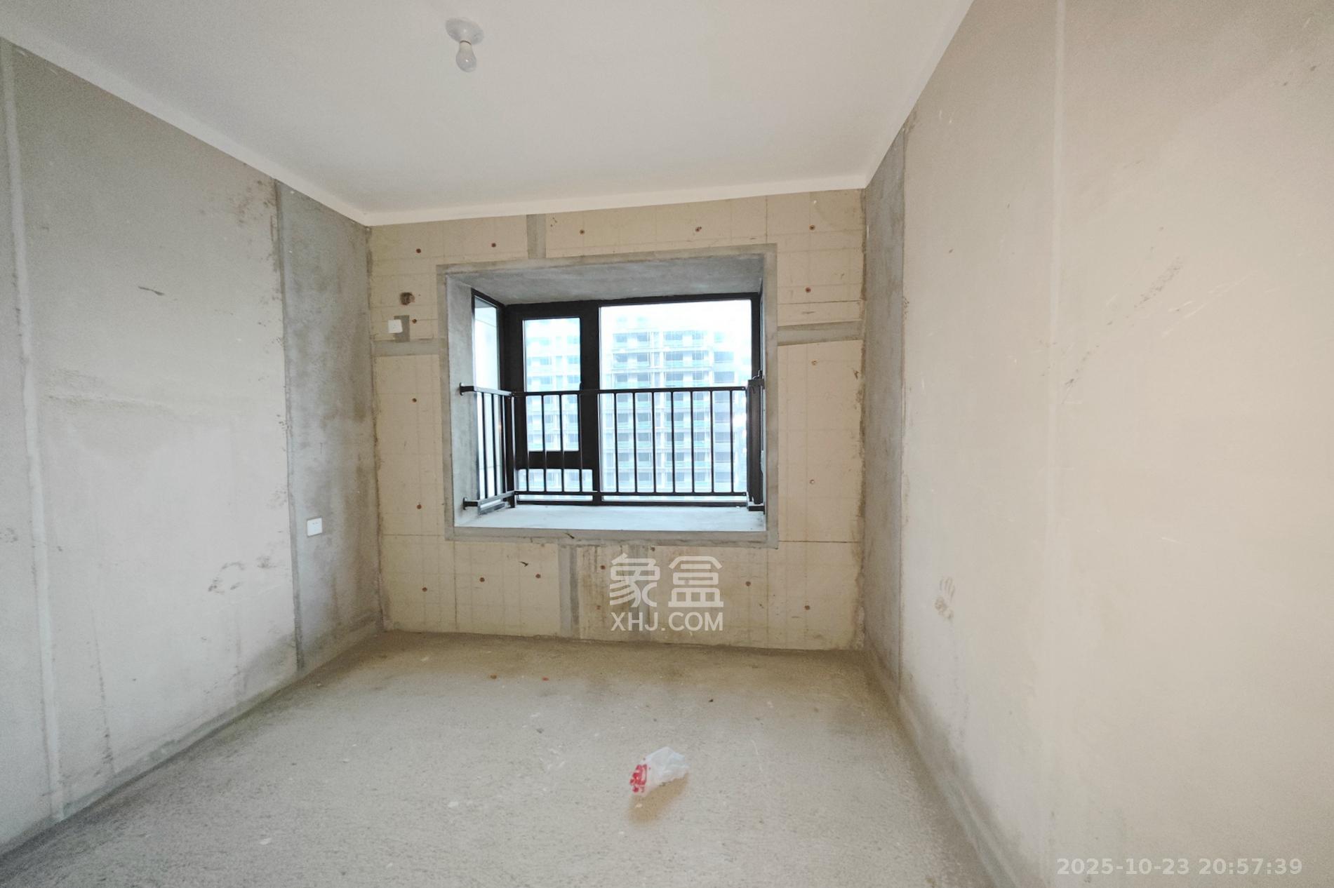 保利大都汇四期  5室2厅2卫    168.0万卧室