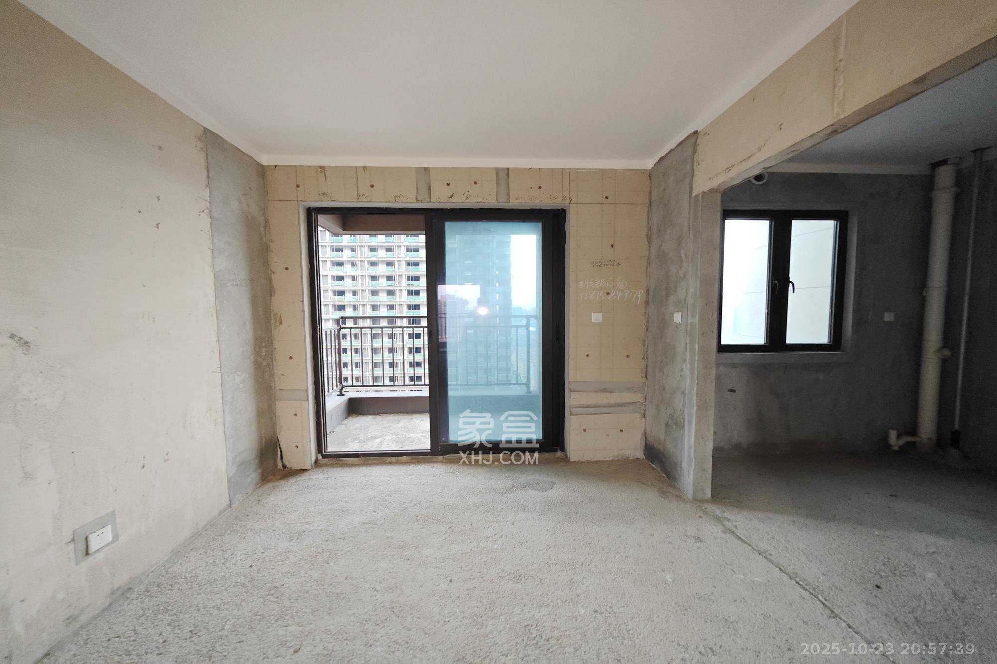 保利大都汇四期  5室2厅2卫    168.0万客厅