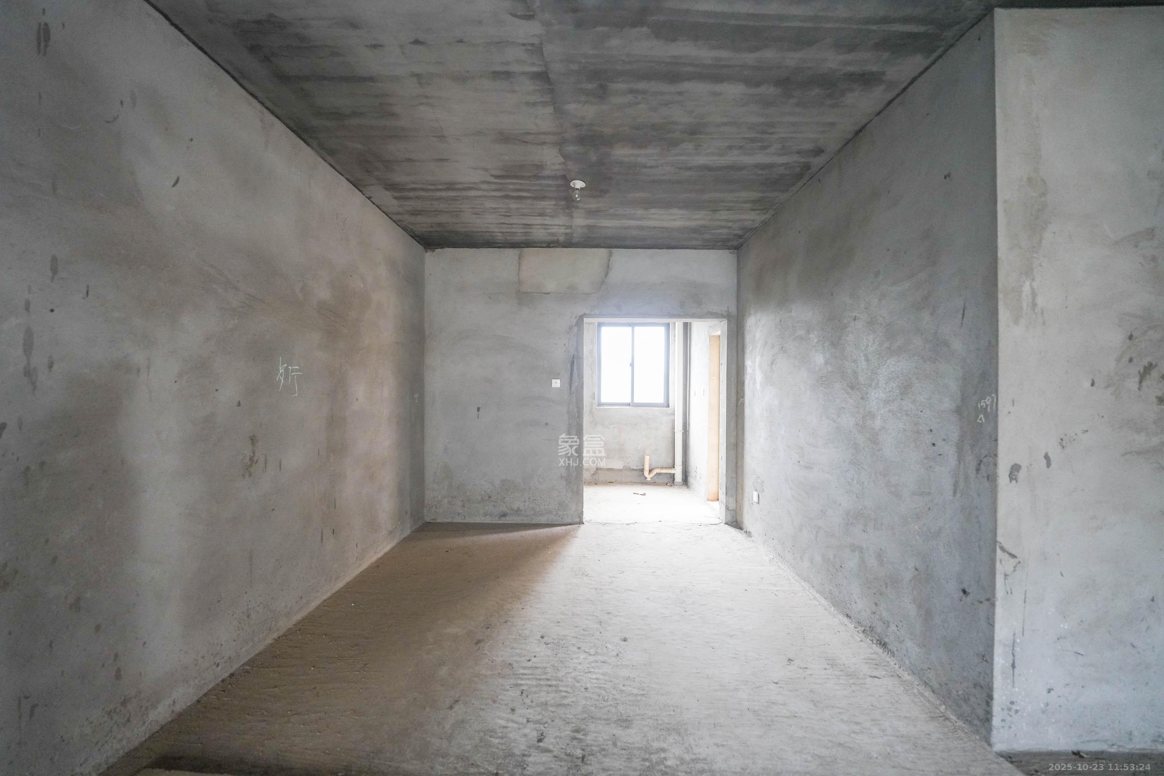 山水嘉园  5室2厅2卫    93.0万客厅