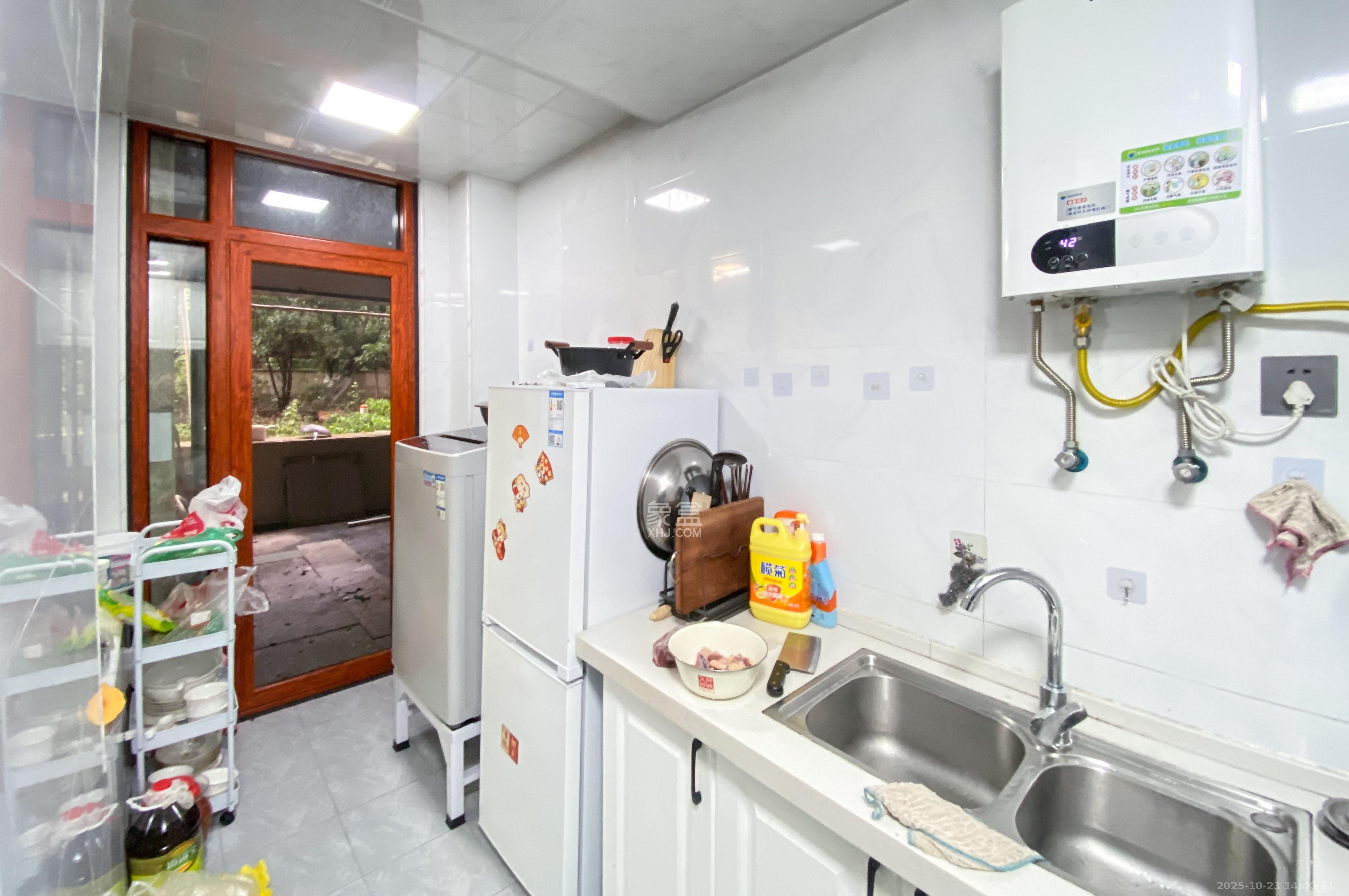 金茂梅溪湖 3室2厅2卫 134.5万 金茂梅溪湖 3室2厅2卫 134.5万厨房