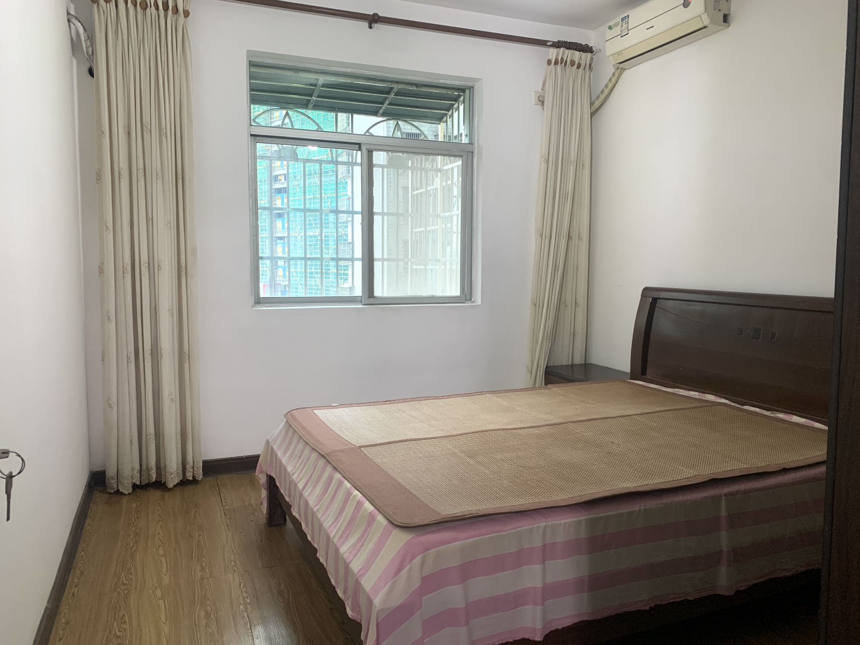 民贸花园  3室2厅2卫    115.0万客厅