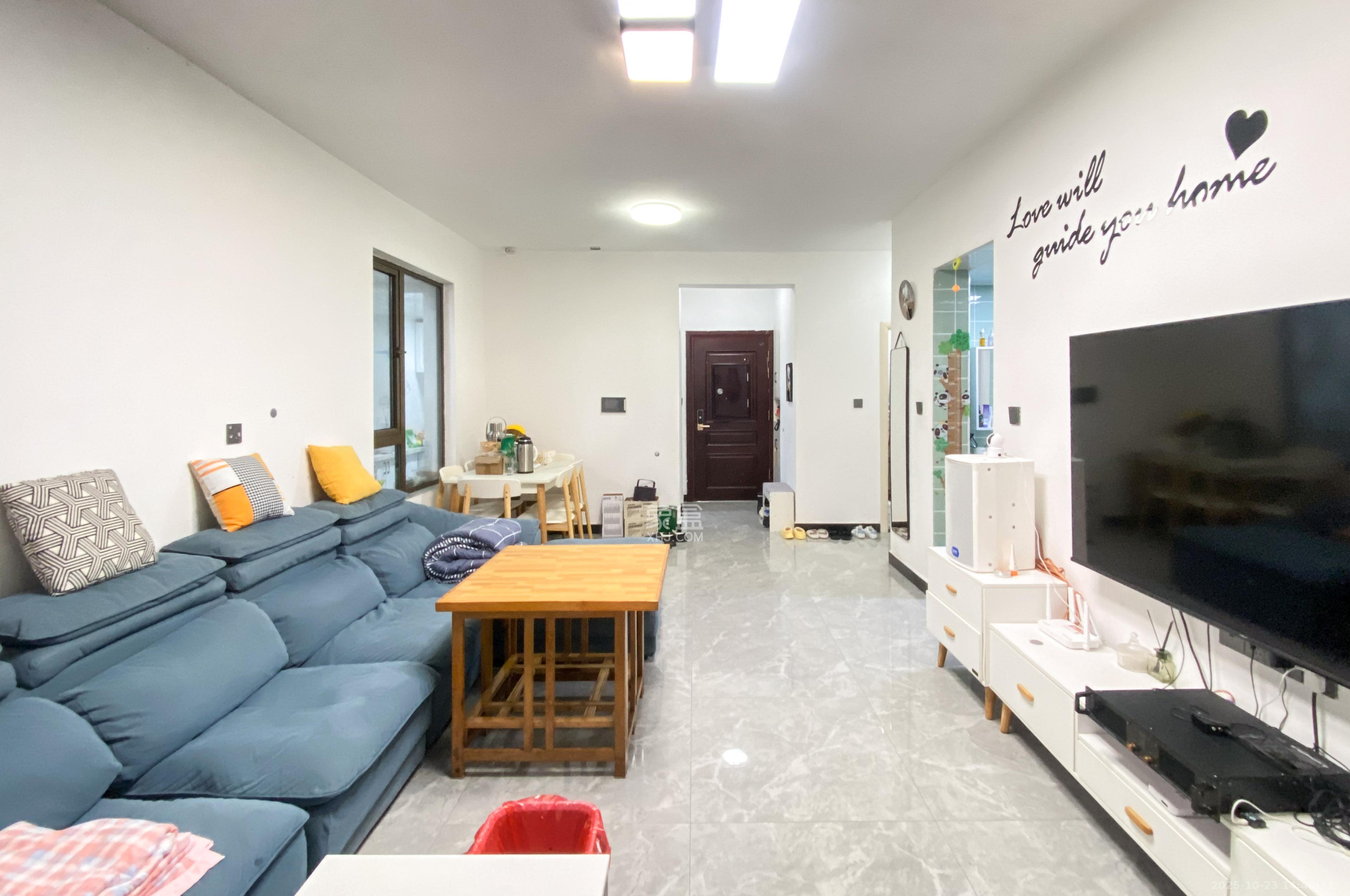 金茂梅溪湖 3室2厅2卫 134.5万 金茂梅溪湖 3室2厅2卫 134.5万客厅