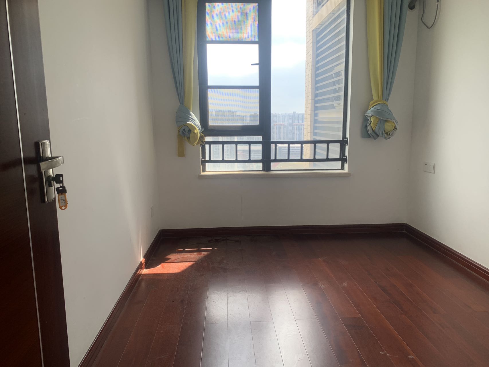 中海锦城  3室2厅2卫    158.0万 中海锦城  3室2厅2卫    158.0万客厅