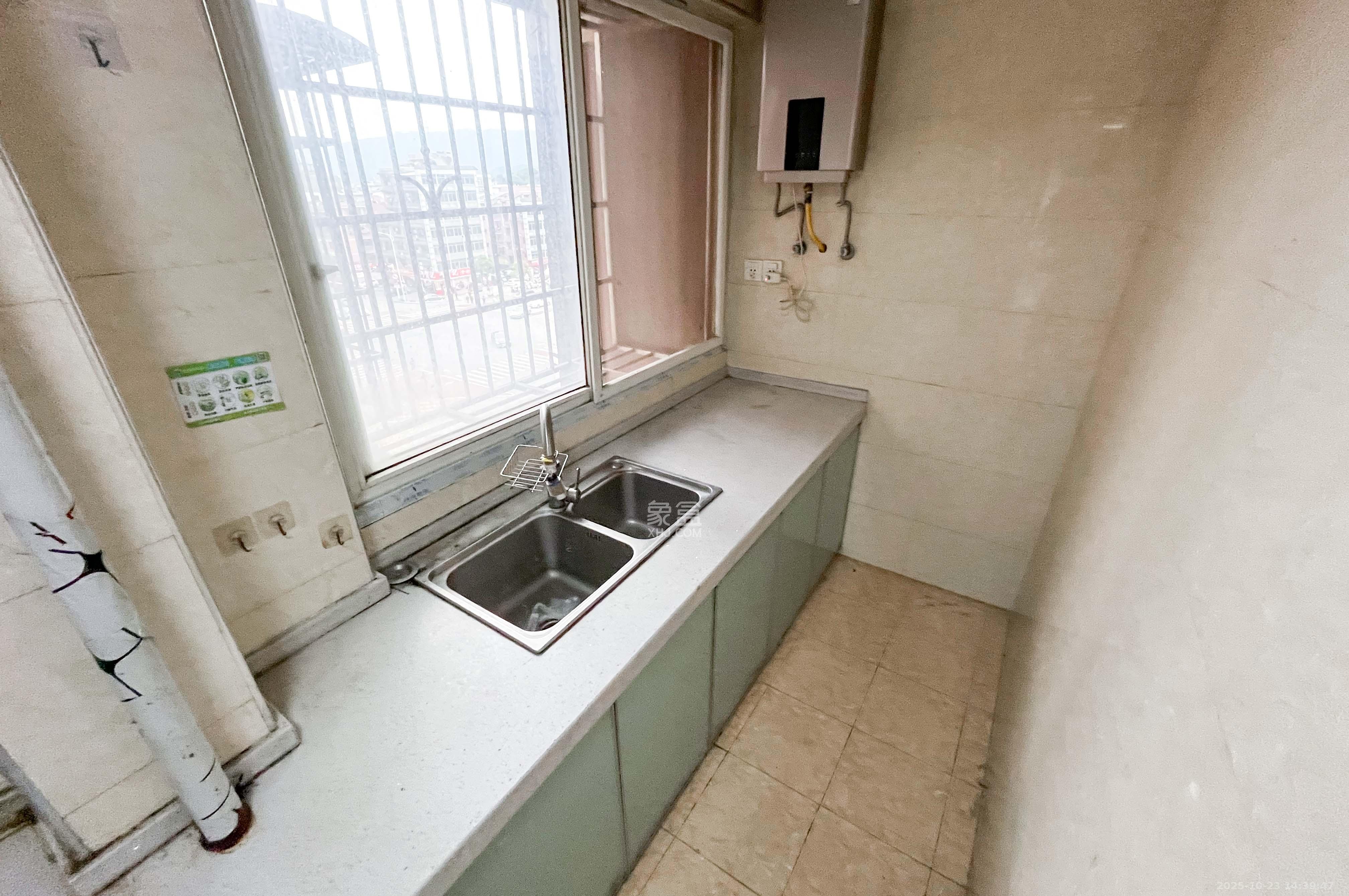 锦绣家园  3室2厅1卫    75.0万 锦绣家园  3室2厅1卫    75.0万厨房