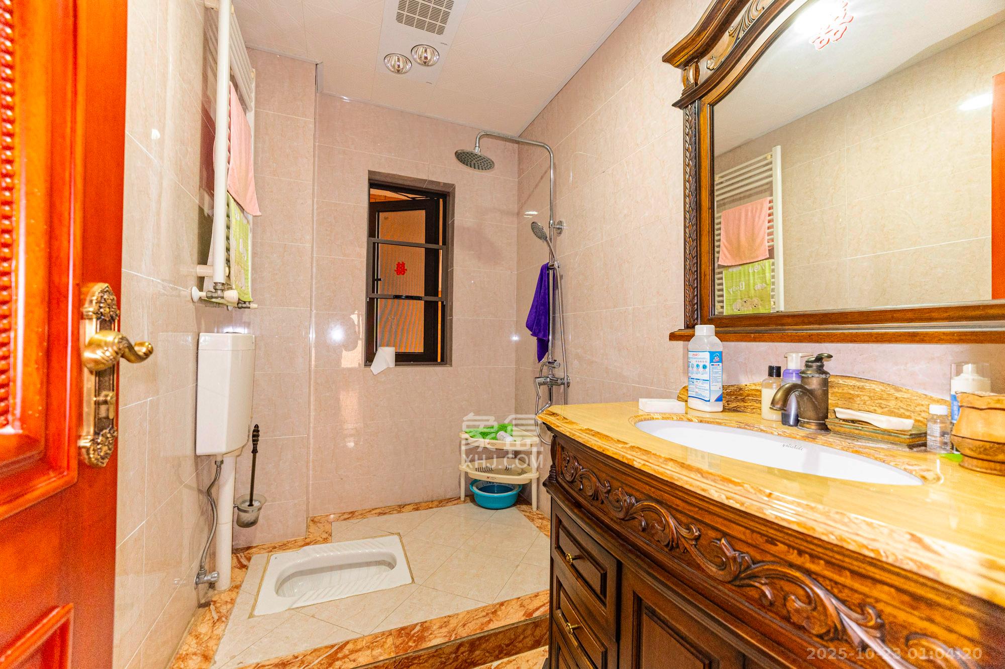 湘龙家园  8室3厅3卫    528.0万 湘龙家园  8室3厅3卫    528.0万卫生间