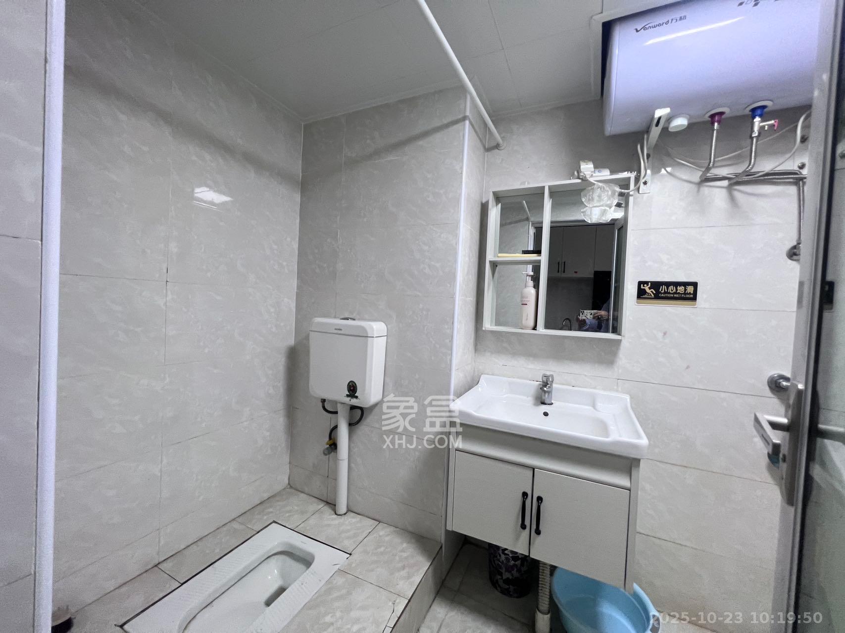 东盈商业广场(华泉城市广场)  2室1厅1卫    2300.0元/月 东盈商业广场(华泉城市广场)  2室1厅1卫    2300.0元/月室内图