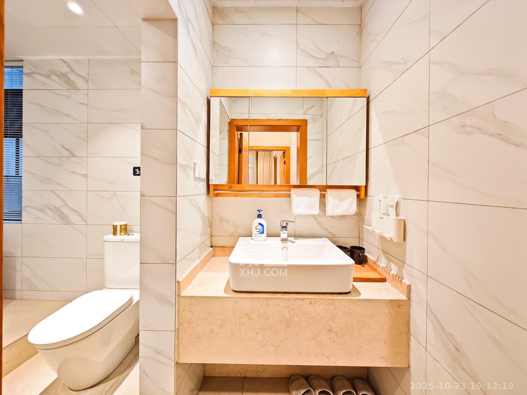 绿地海外滩一期 5室2厅3卫 380.0万 绿地海外滩一期 5室2厅3卫 380.0万卫生间