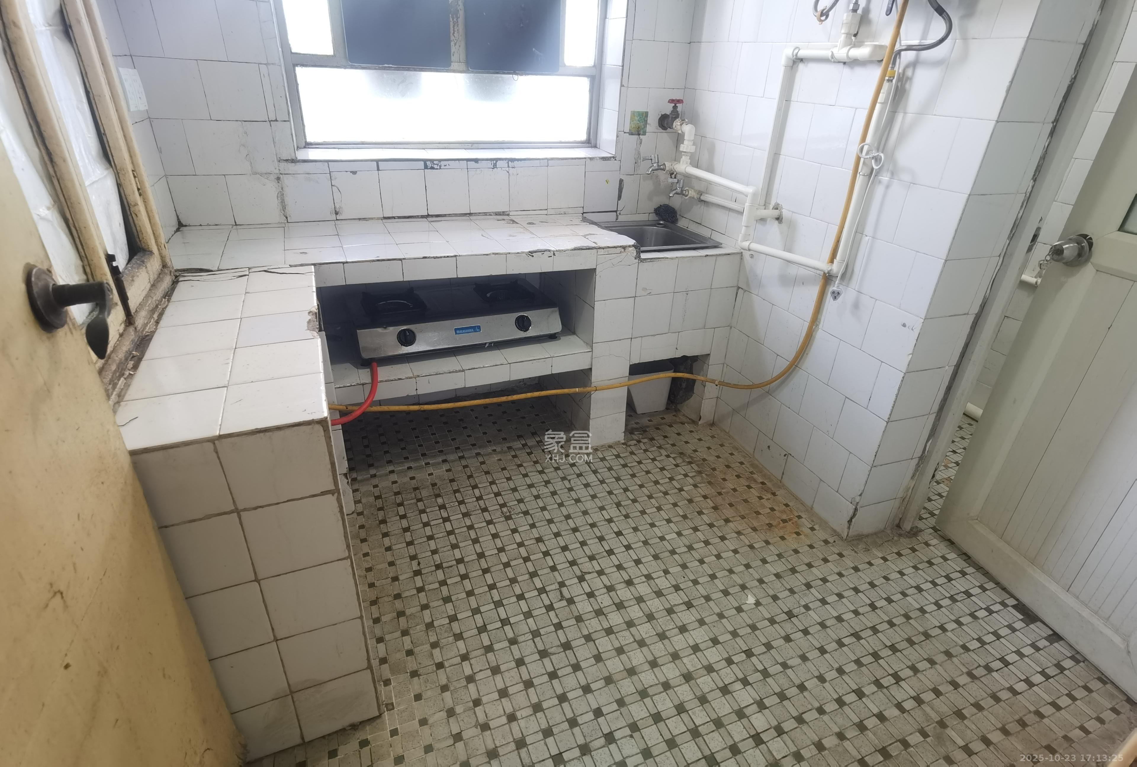 东风路地税局  4室1厅1卫    1500.0元/月室内图