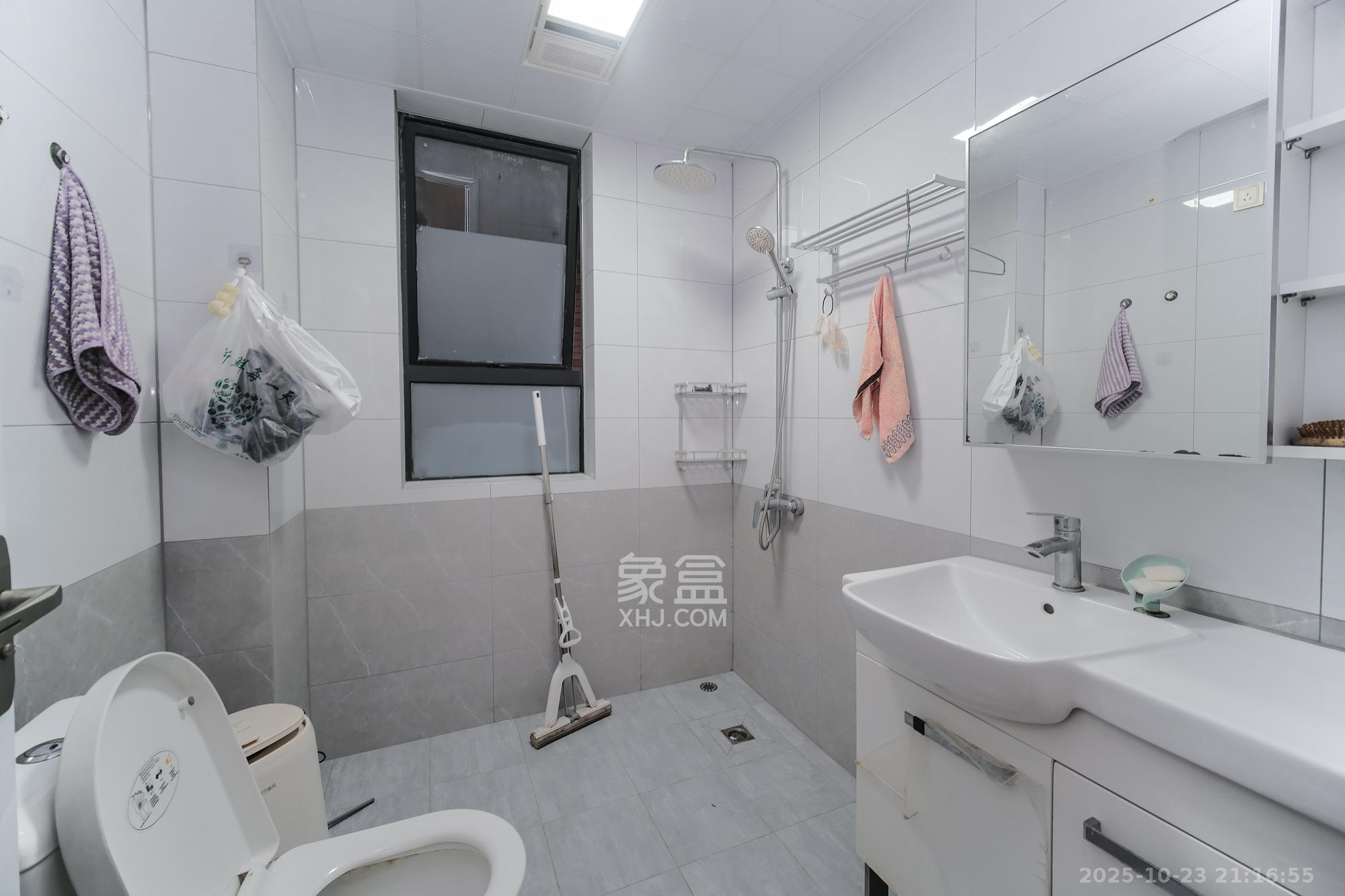 三一街区  3室2厅2卫    92.8万卫生间