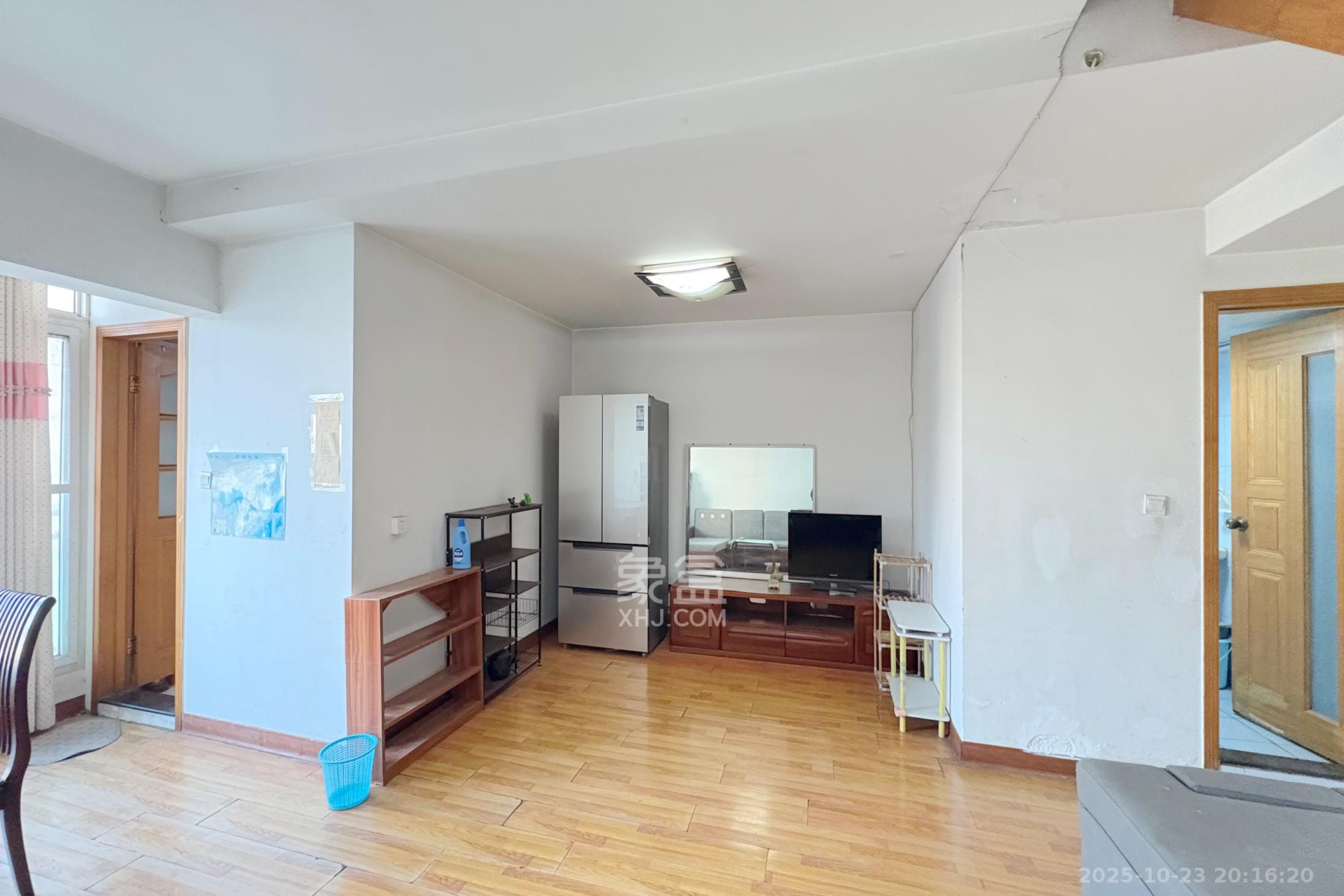 香格里嘉园  4室2厅2卫    88.0万客厅