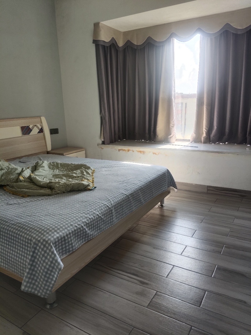 绿地城逸园 1室2厅2卫 110.0万 绿地城逸园 1室2厅2卫 110.0万客厅