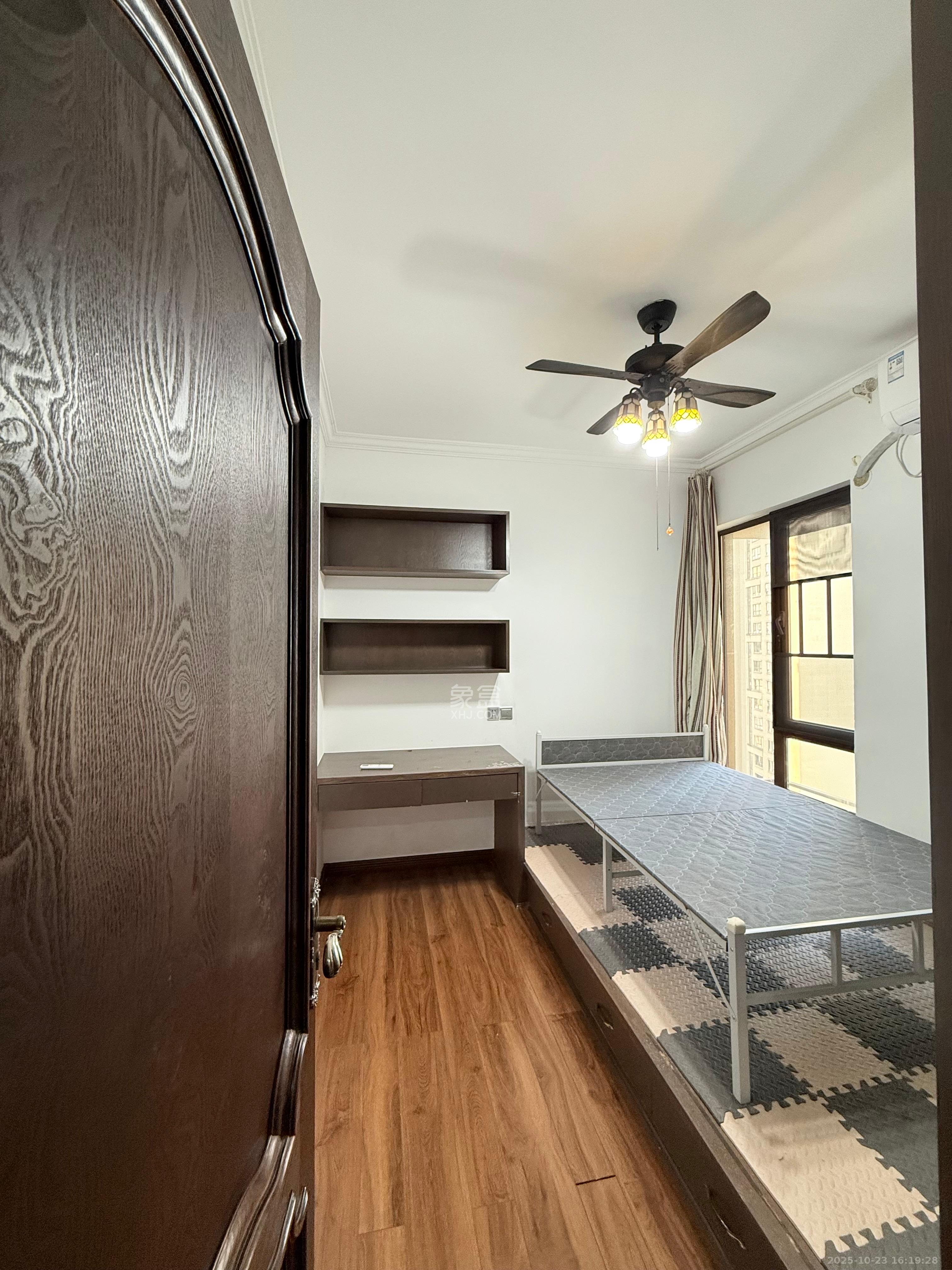 华润橡树湾 3室2厅2卫 2100.0元/月 华润橡树湾 3室2厅2卫 2100.0元/月室内图