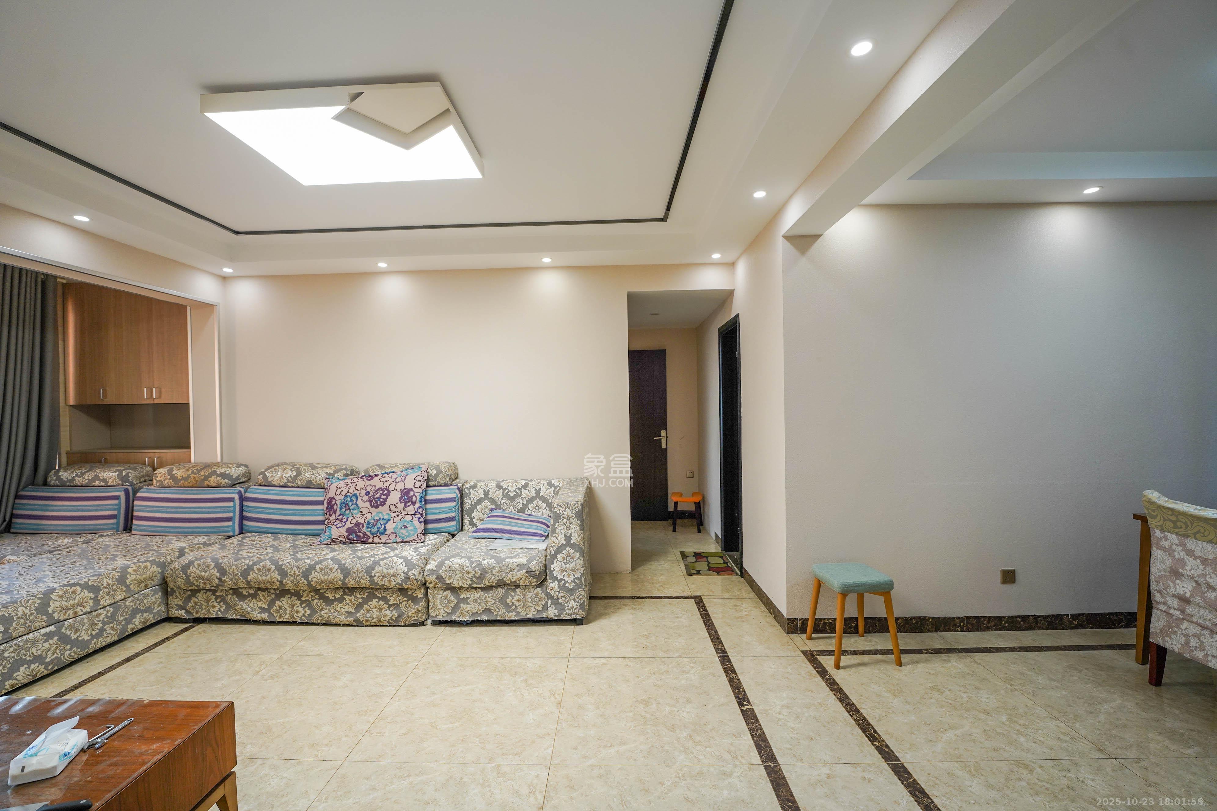 丽发新城  3室2厅1卫    82.0万客厅