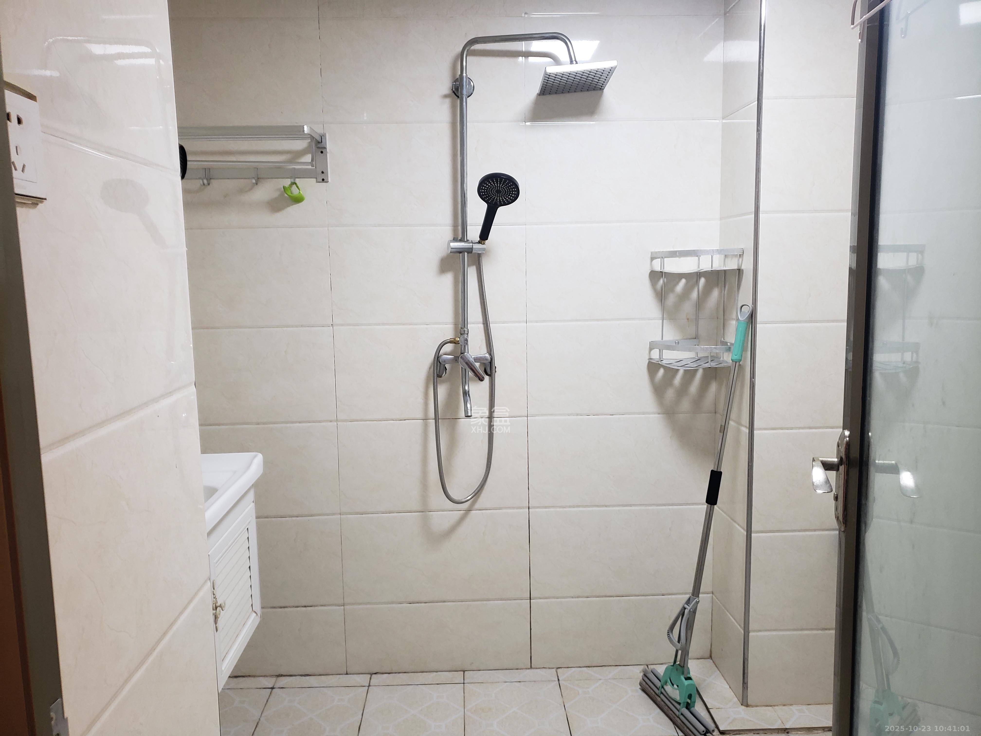 圭塘三小区  1室1厅1卫    1500.0元/月 圭塘三小区  1室1厅1卫    1500.0元/月室内图