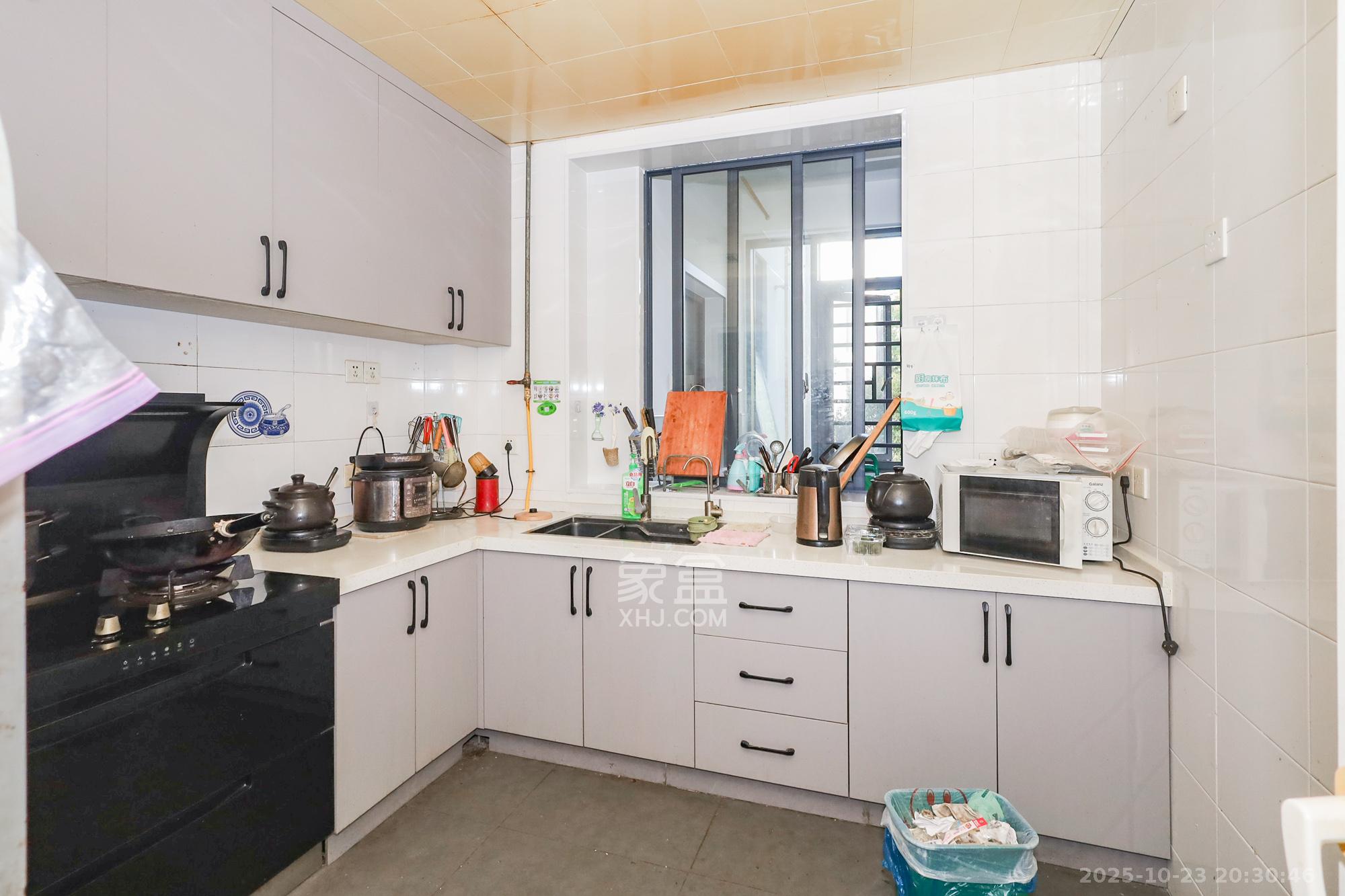 八方小区A区  4室2厅2卫    509.0万 八方小区A区  4室2厅2卫    509.0万厨房