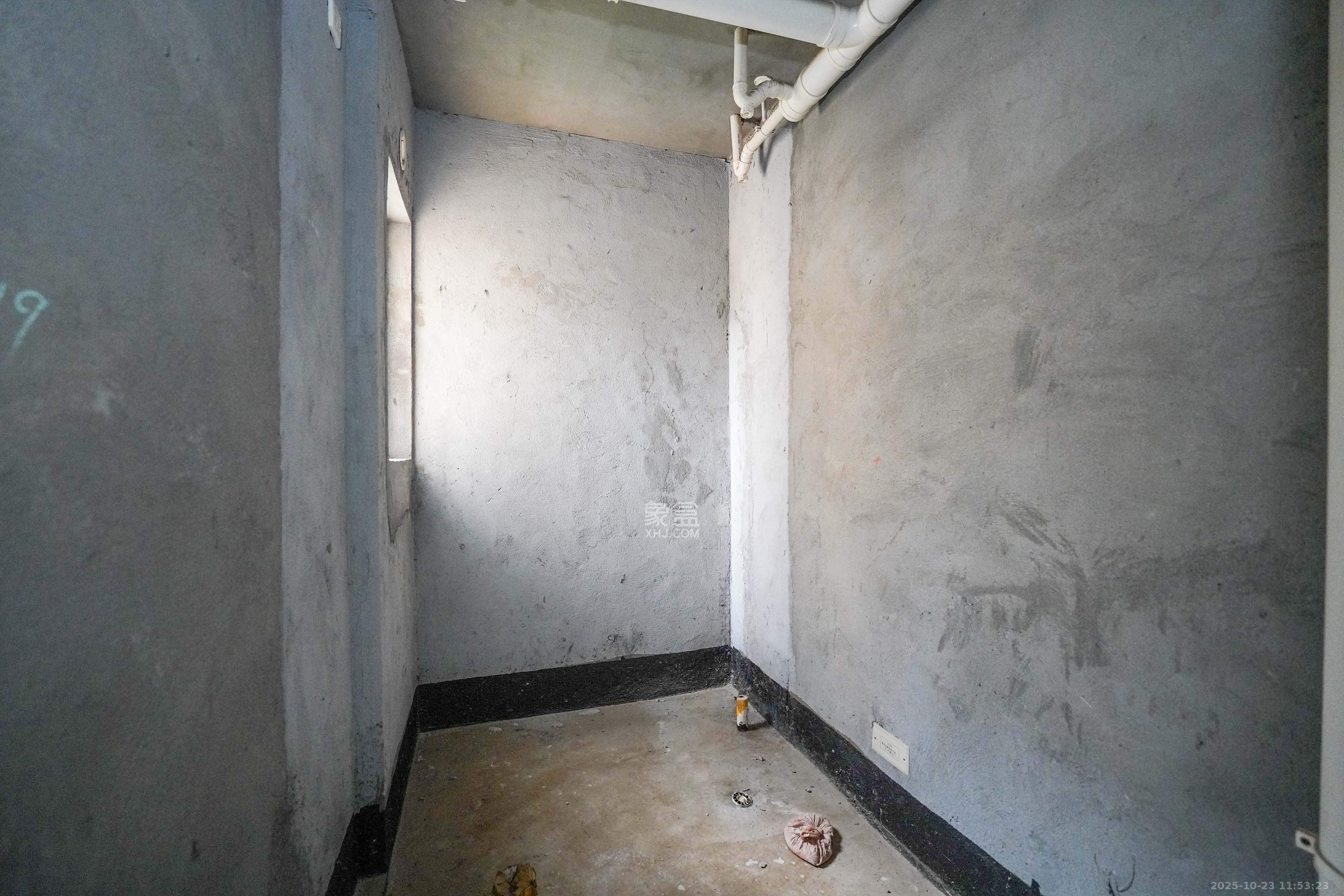 山水嘉园  5室2厅2卫    93.0万卫生间