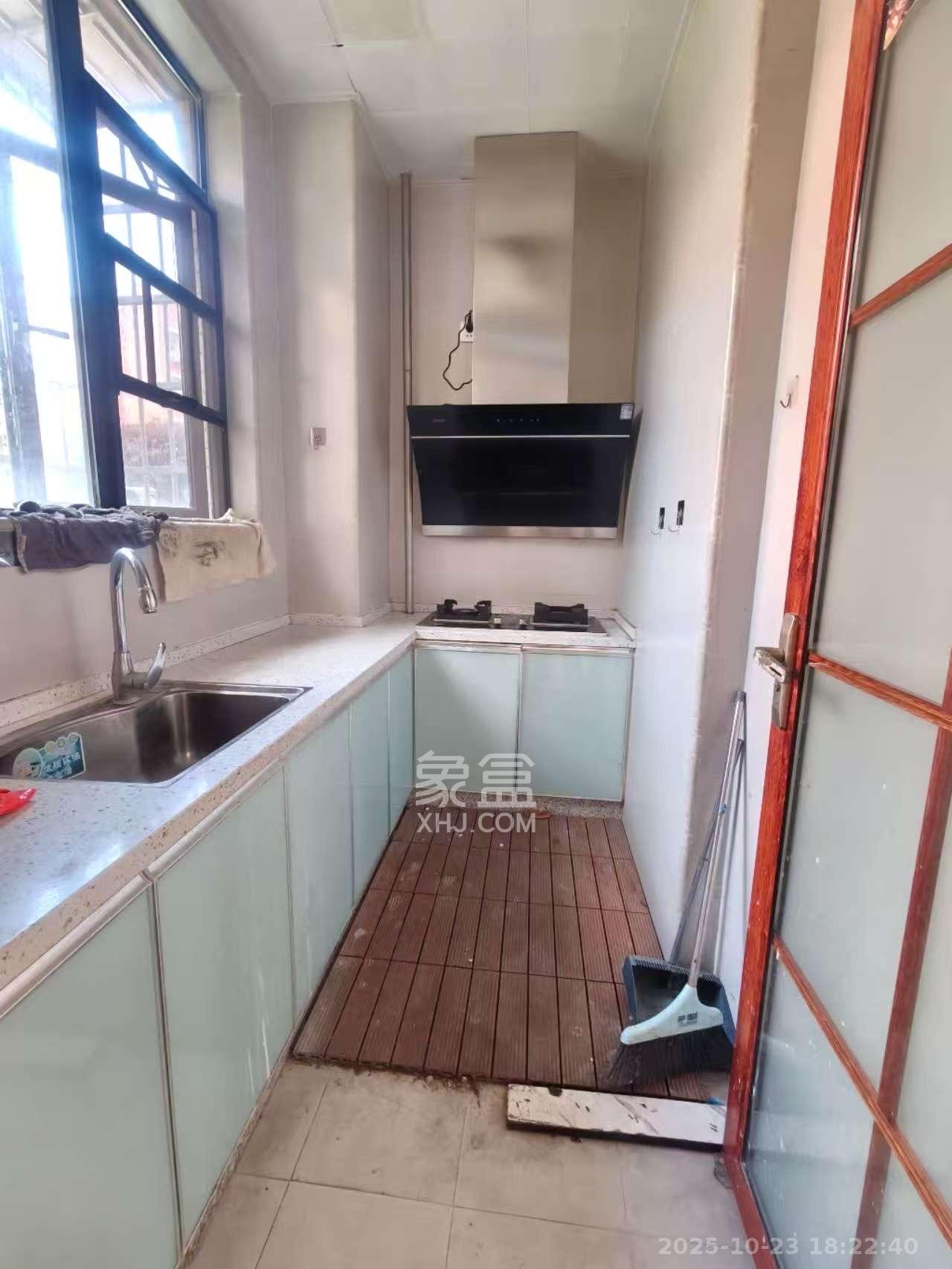 月亮湾草莓街区一、二期  4室2厅1卫    2400.0元/月室内图