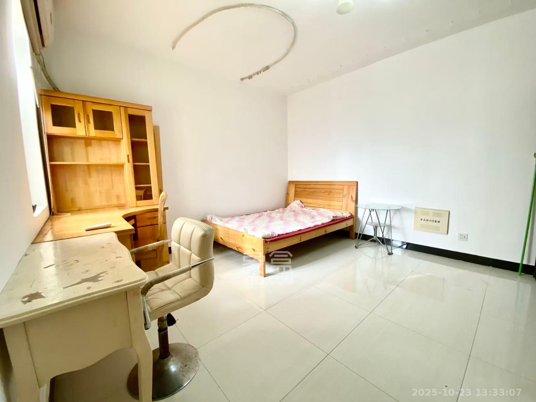 四方小区综合楼（四方嘉丽）  1室1厅1卫    1000.0元/月