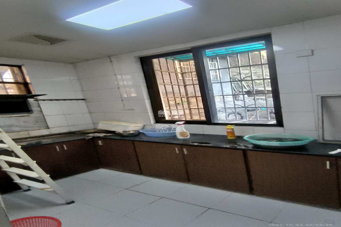 红旗区四片 3室2厅1卫 2200.0元/月 红旗区四片 3室2厅1卫 2200.0元/月室内图