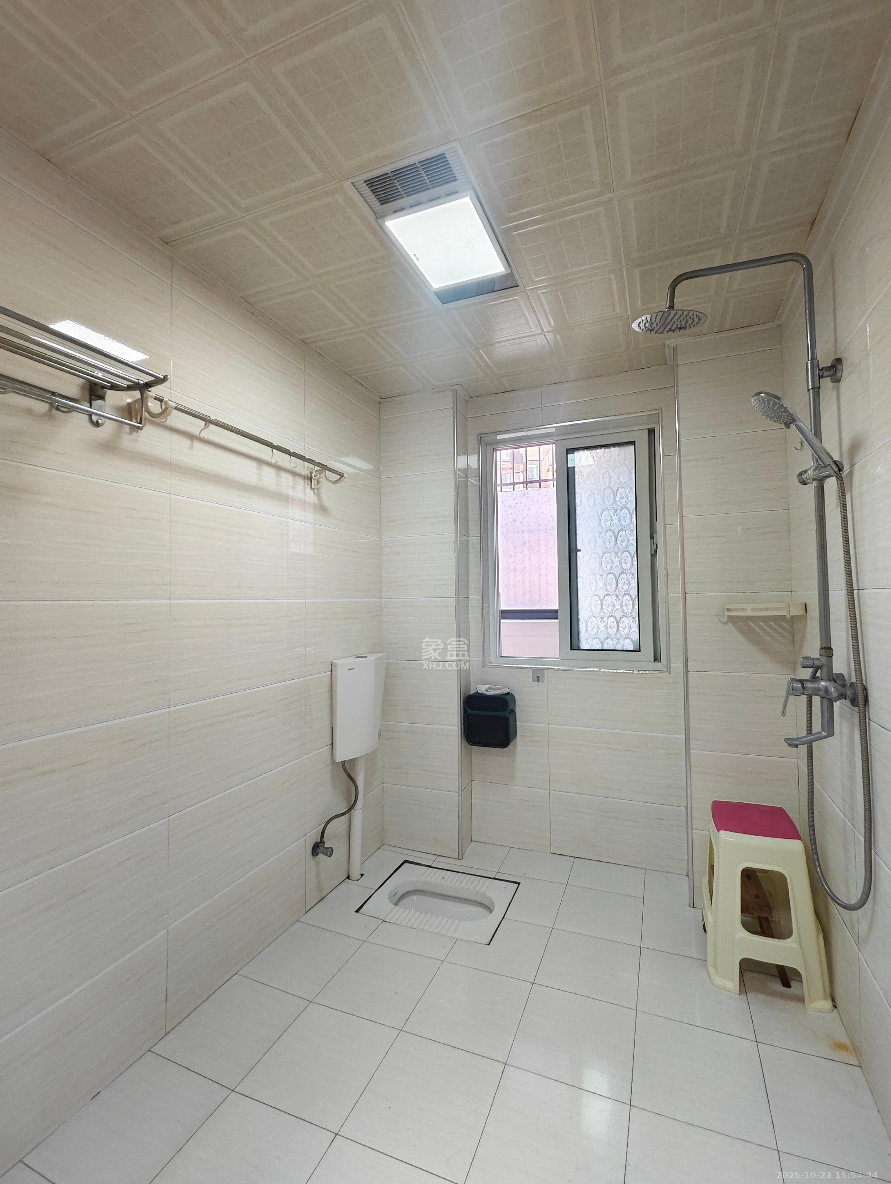 山水湾 3室2厅2卫 2300.0元/月 山水湾 3室2厅2卫 2300.0元/月室内图