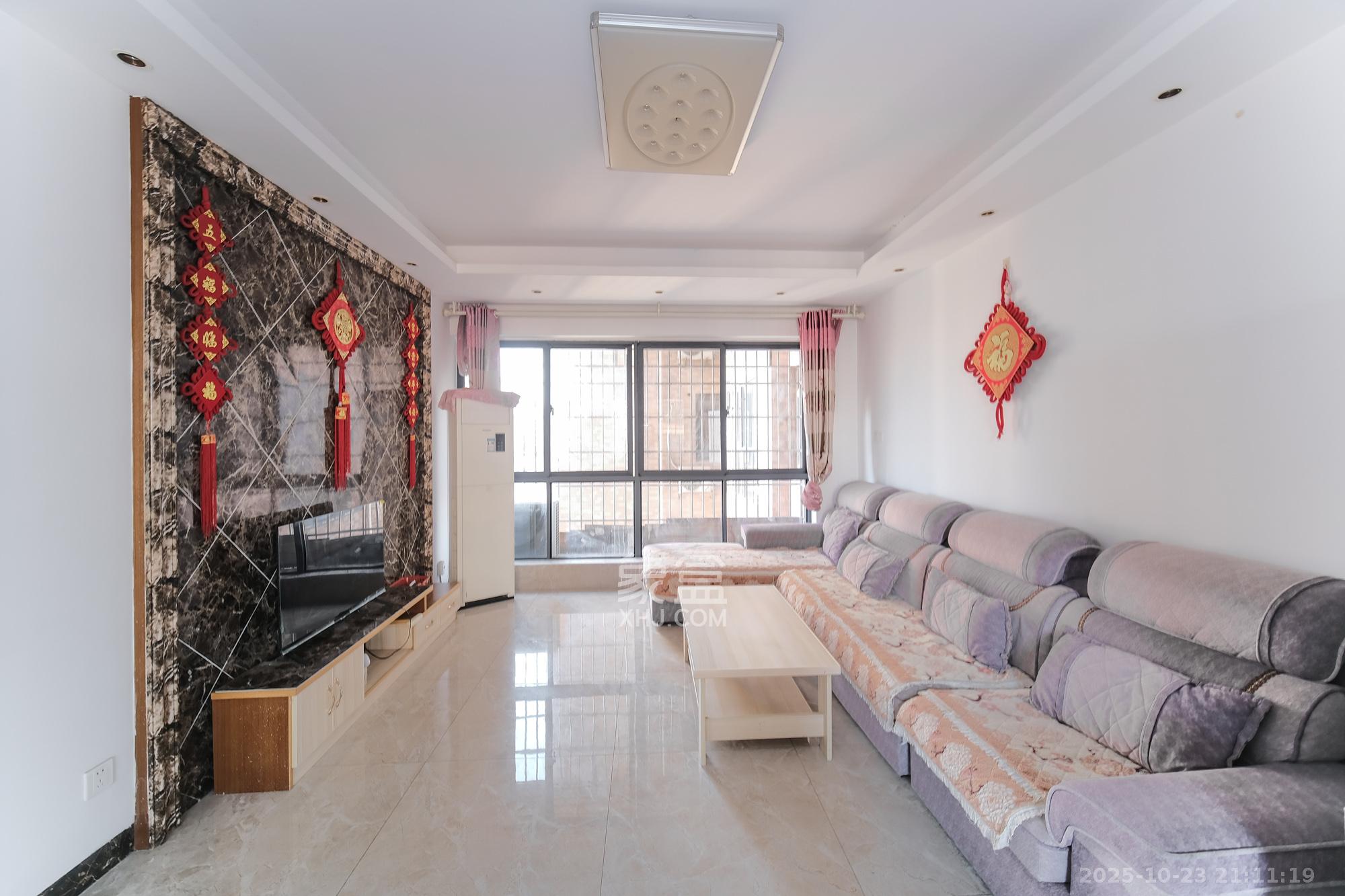 月亮湾草莓街区一、二期  4室2厅1卫    68.0万 月亮湾草莓街区一、二期  4室2厅1卫    68.0万客厅