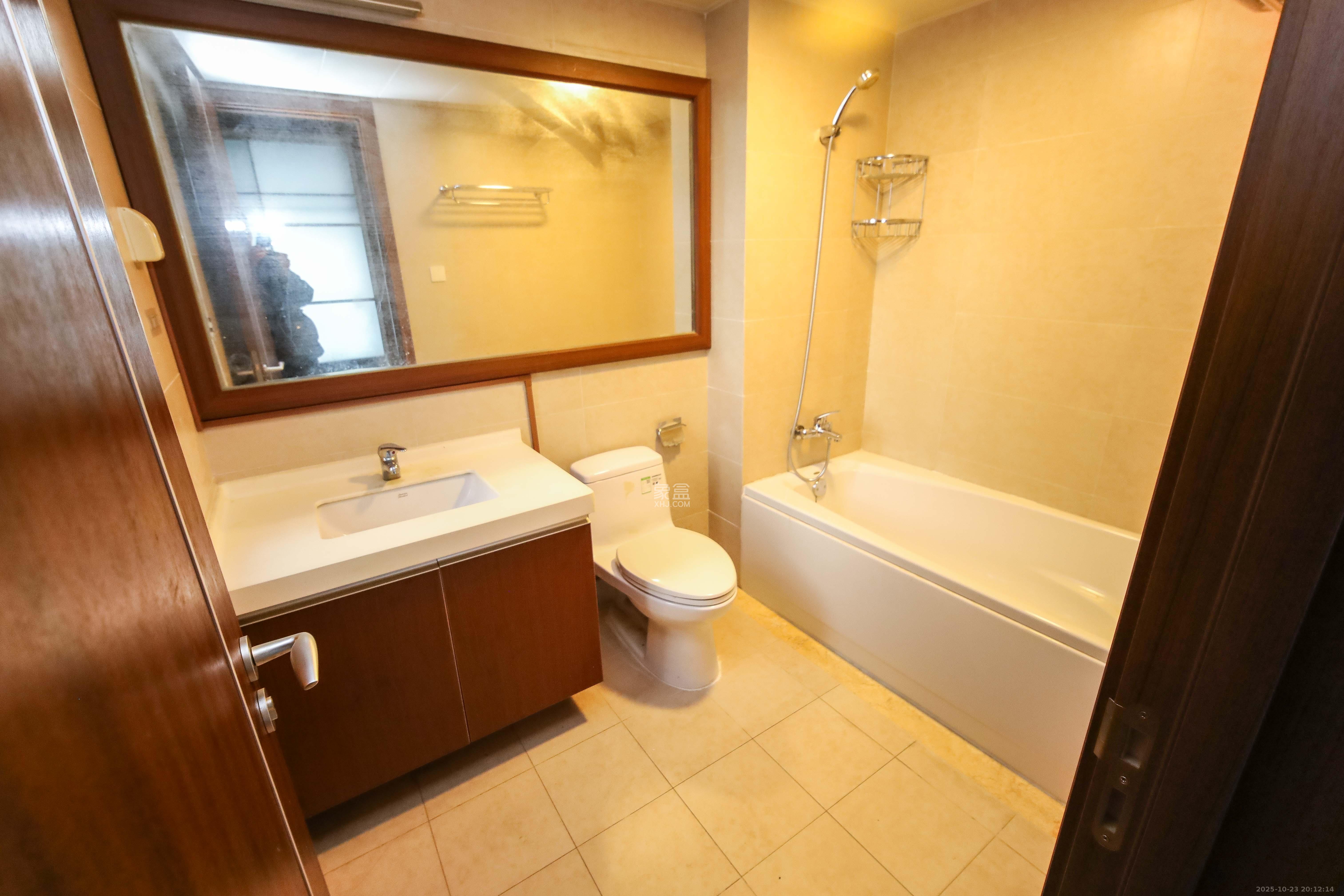 万科金域蓝湾  3室2厅2卫    130.0万卫生间