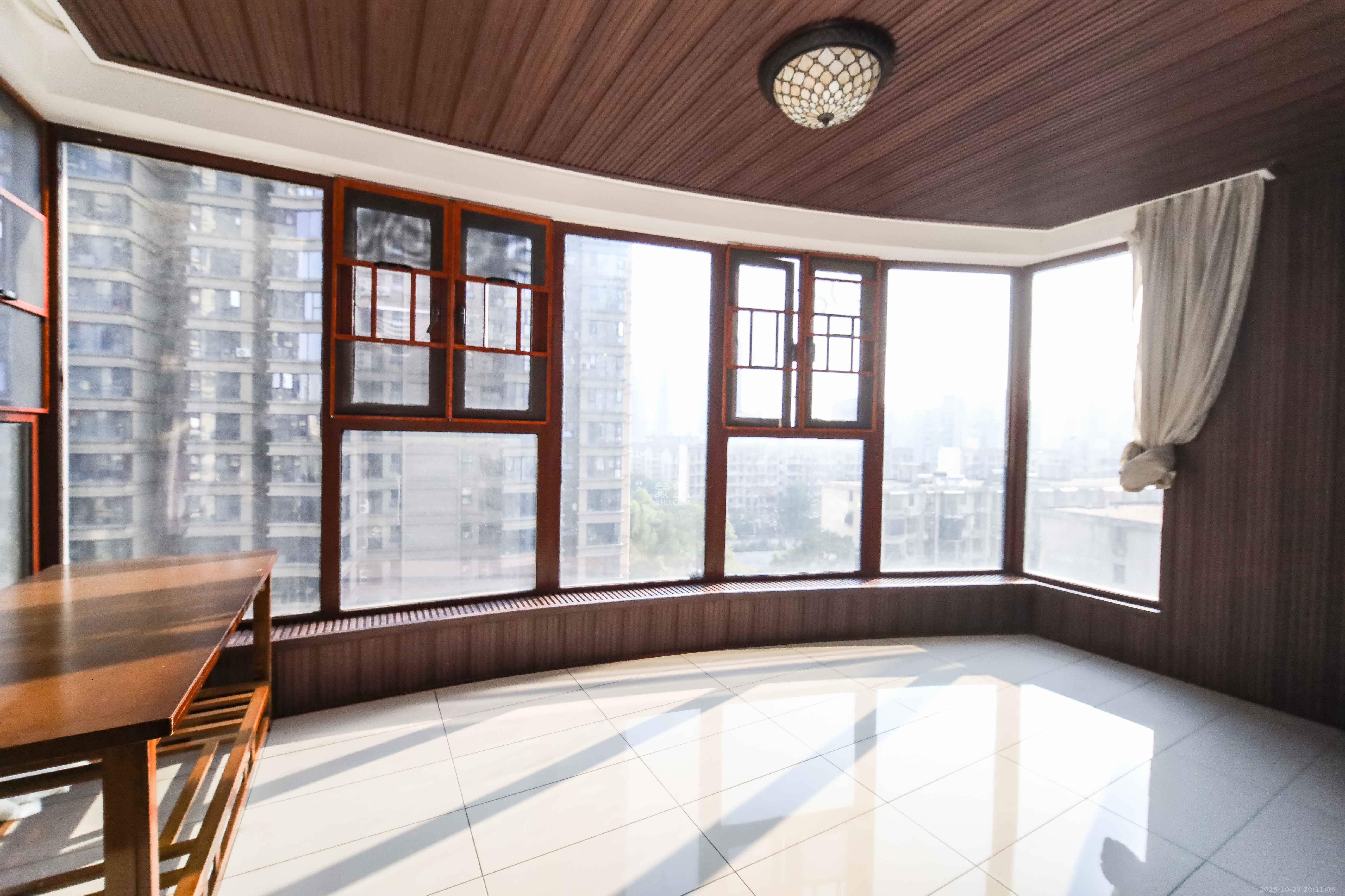 红橡华园(菲莎公馆)  3室2厅2卫    168.0万阳台