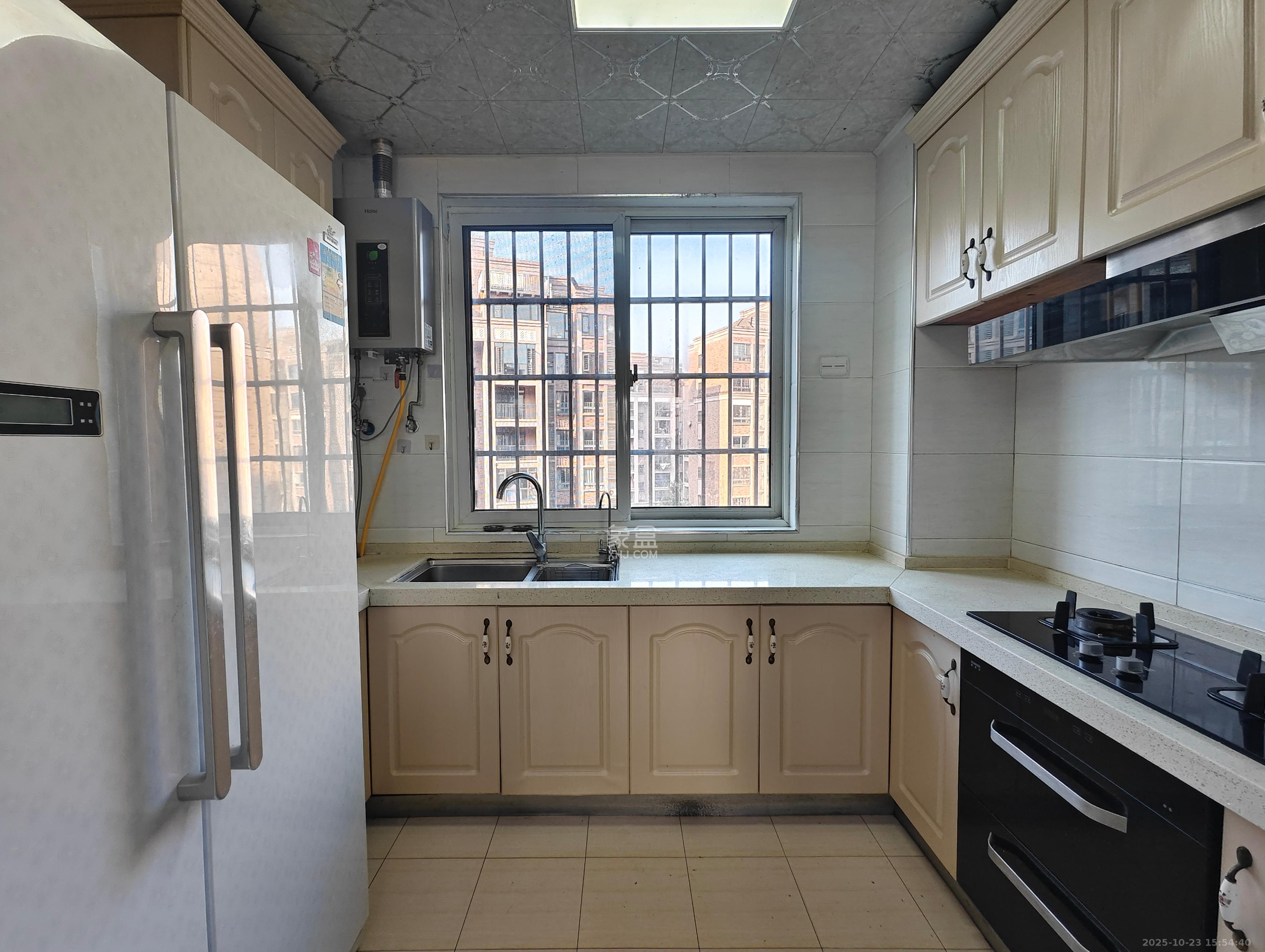 山水湾 3室2厅2卫 2300.0元/月 山水湾 3室2厅2卫 2300.0元/月室内图