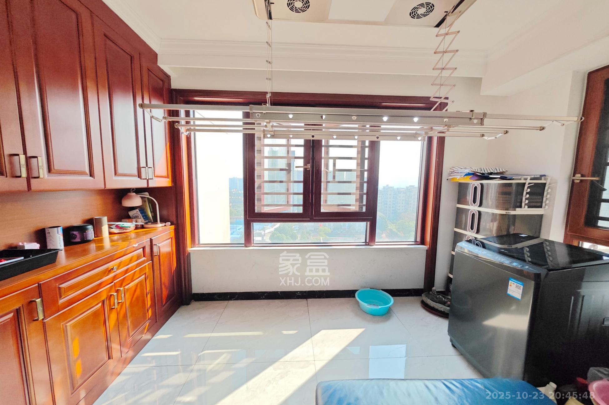 建发中央悦府  3室2厅2卫    126.0万阳台