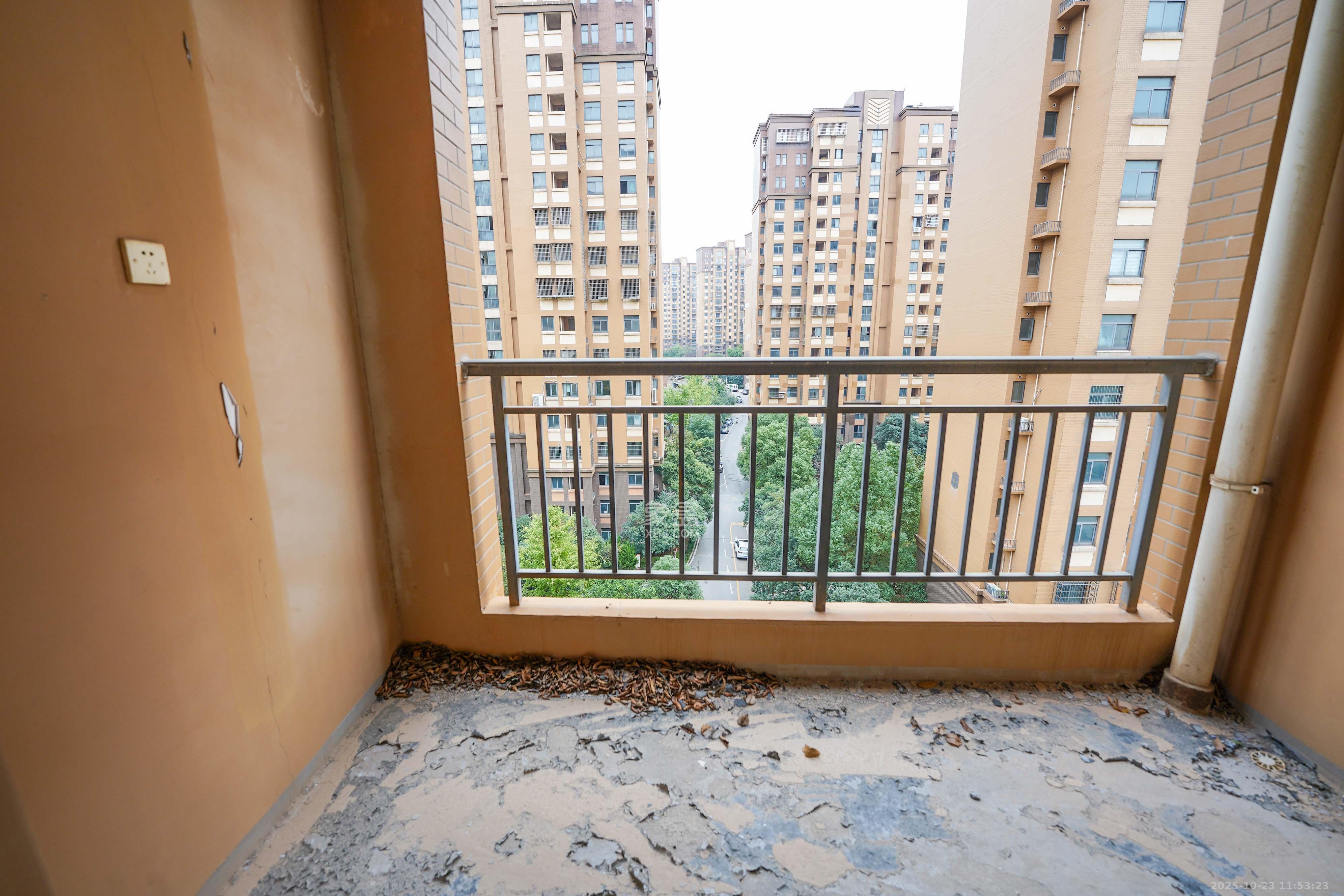 山水嘉园  5室2厅2卫    93.0万阳台