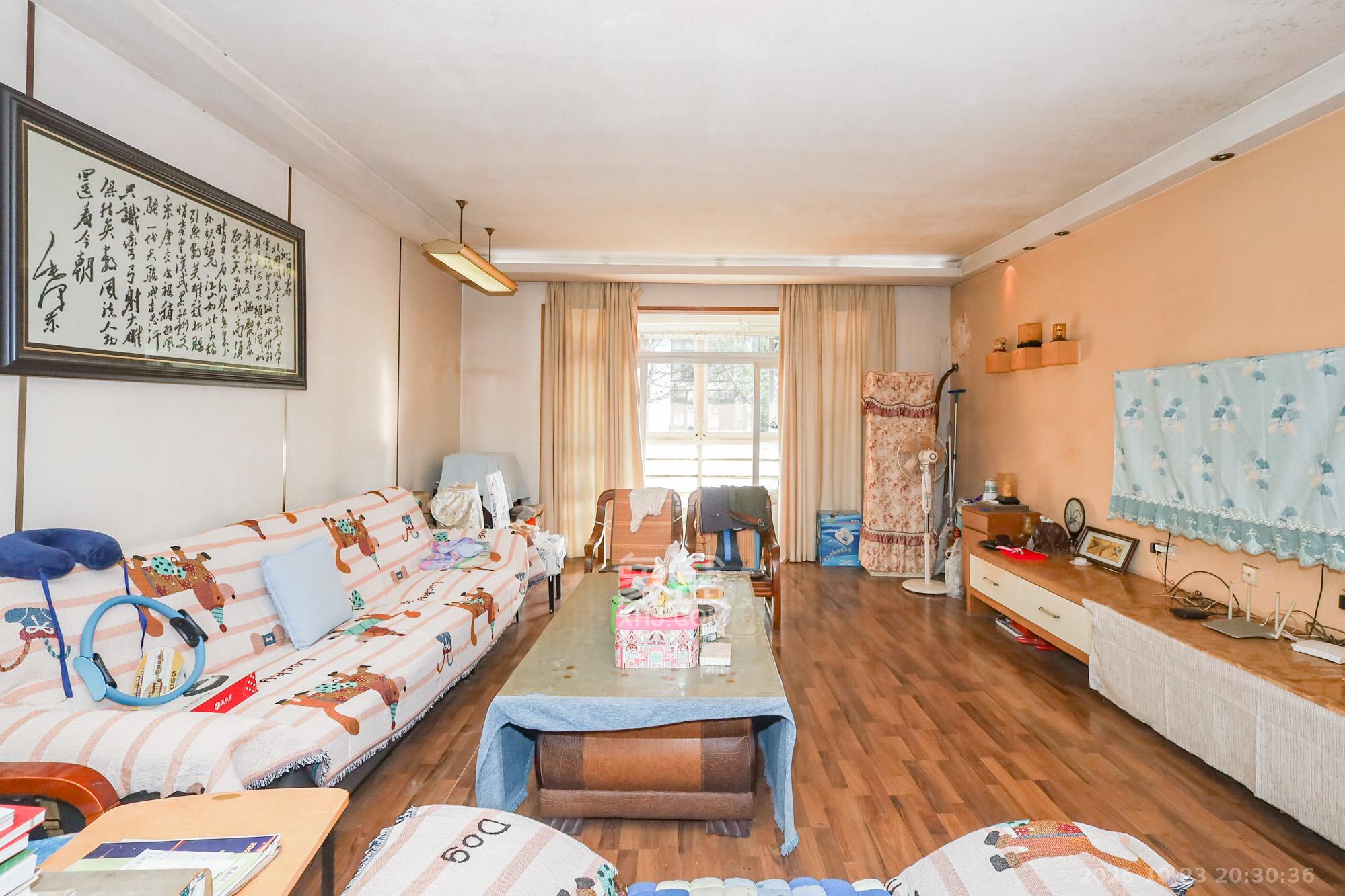 八方小区A区  4室2厅2卫    509.0万 八方小区A区  4室2厅2卫    509.0万客厅