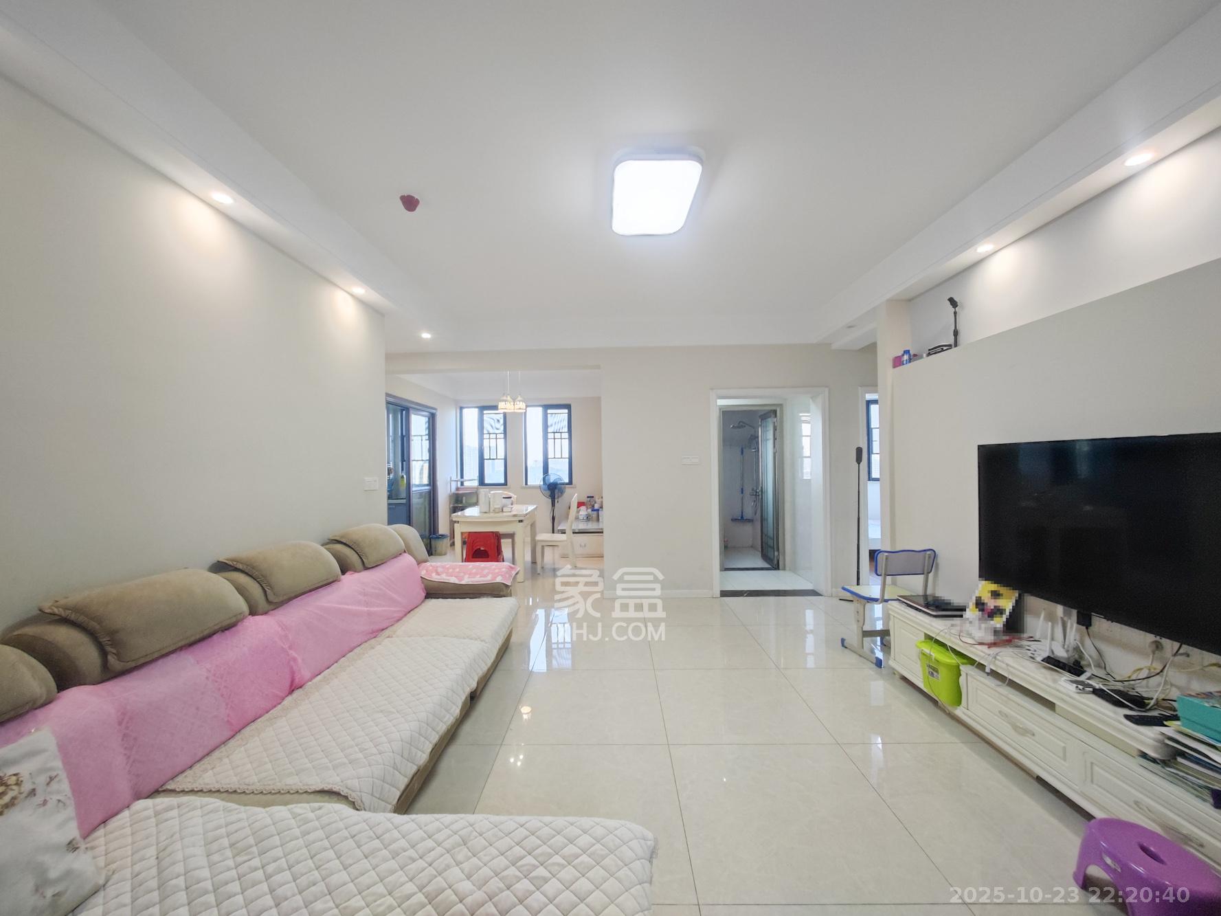 长房半岛蓝湾(观山月)  3室2厅2卫    100.0万 长房半岛蓝湾(观山月)  3室2厅2卫    100.0万客厅