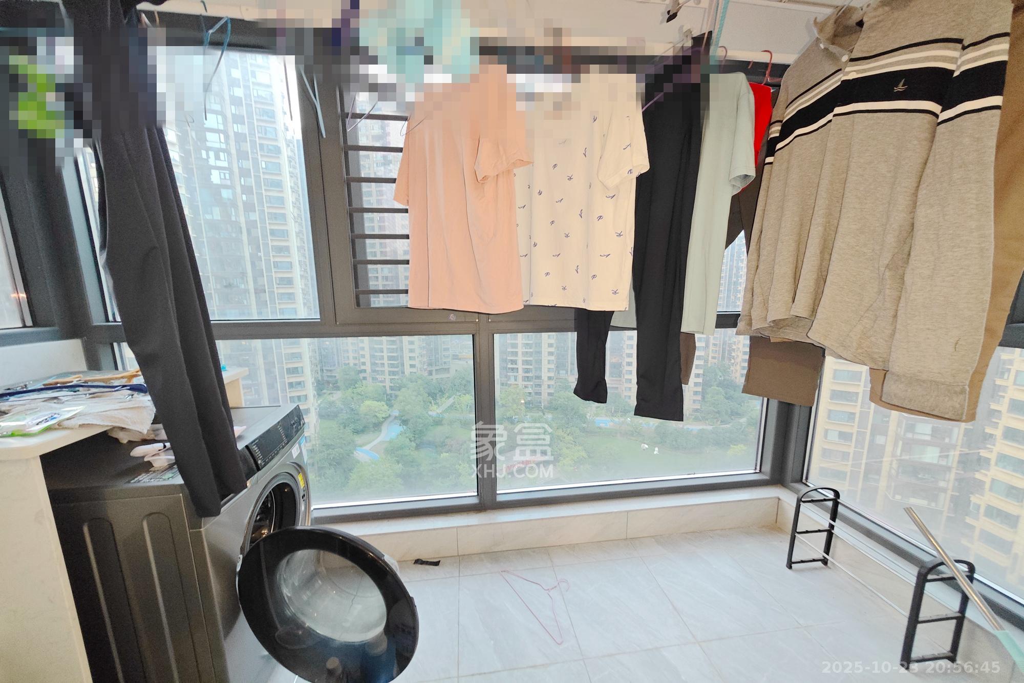 保利大都汇一期、二期  4室2厅1卫    155.0万阳台