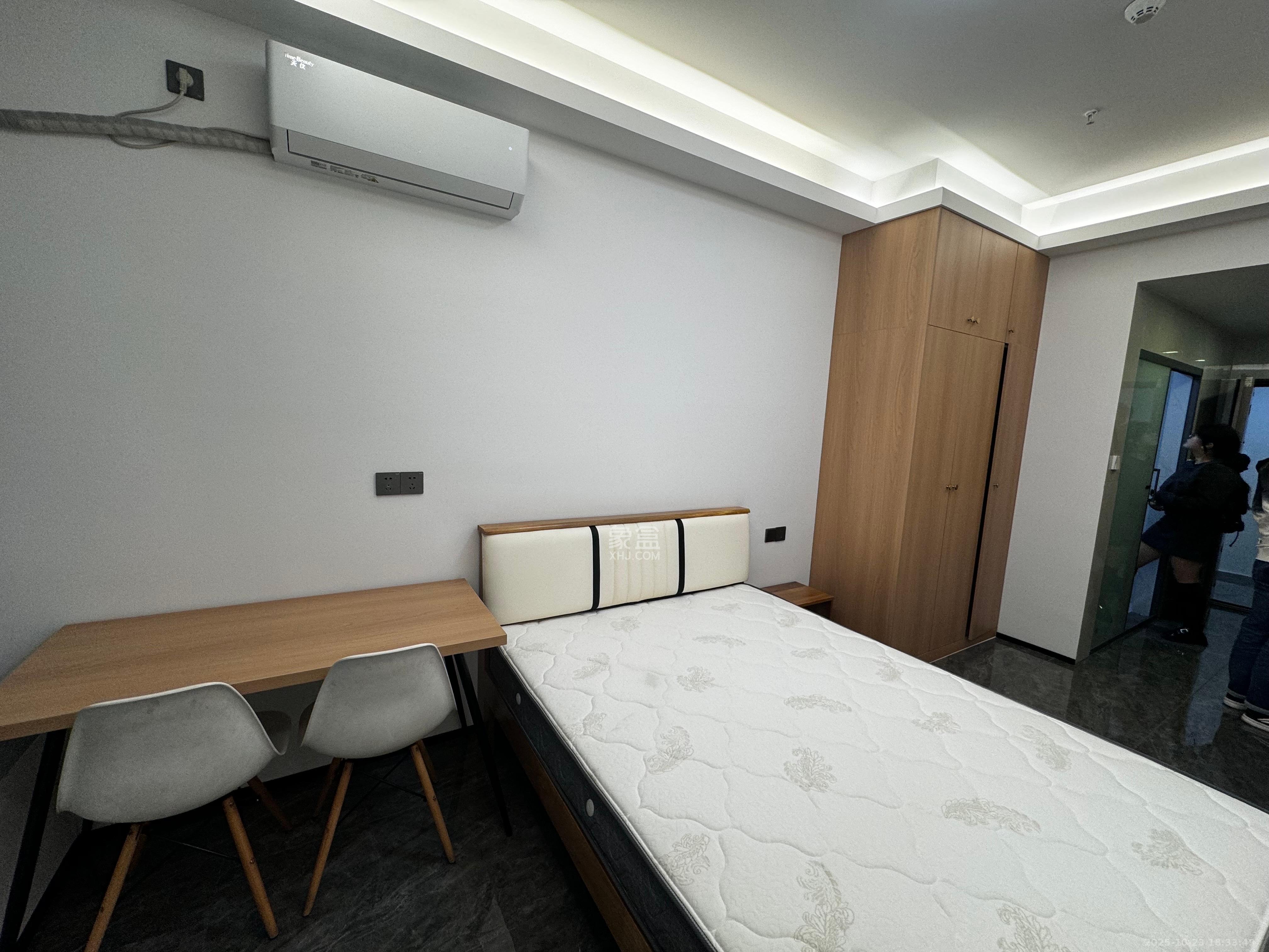 绿地商务广场  1室1厅1卫    1500.0元/月室内图