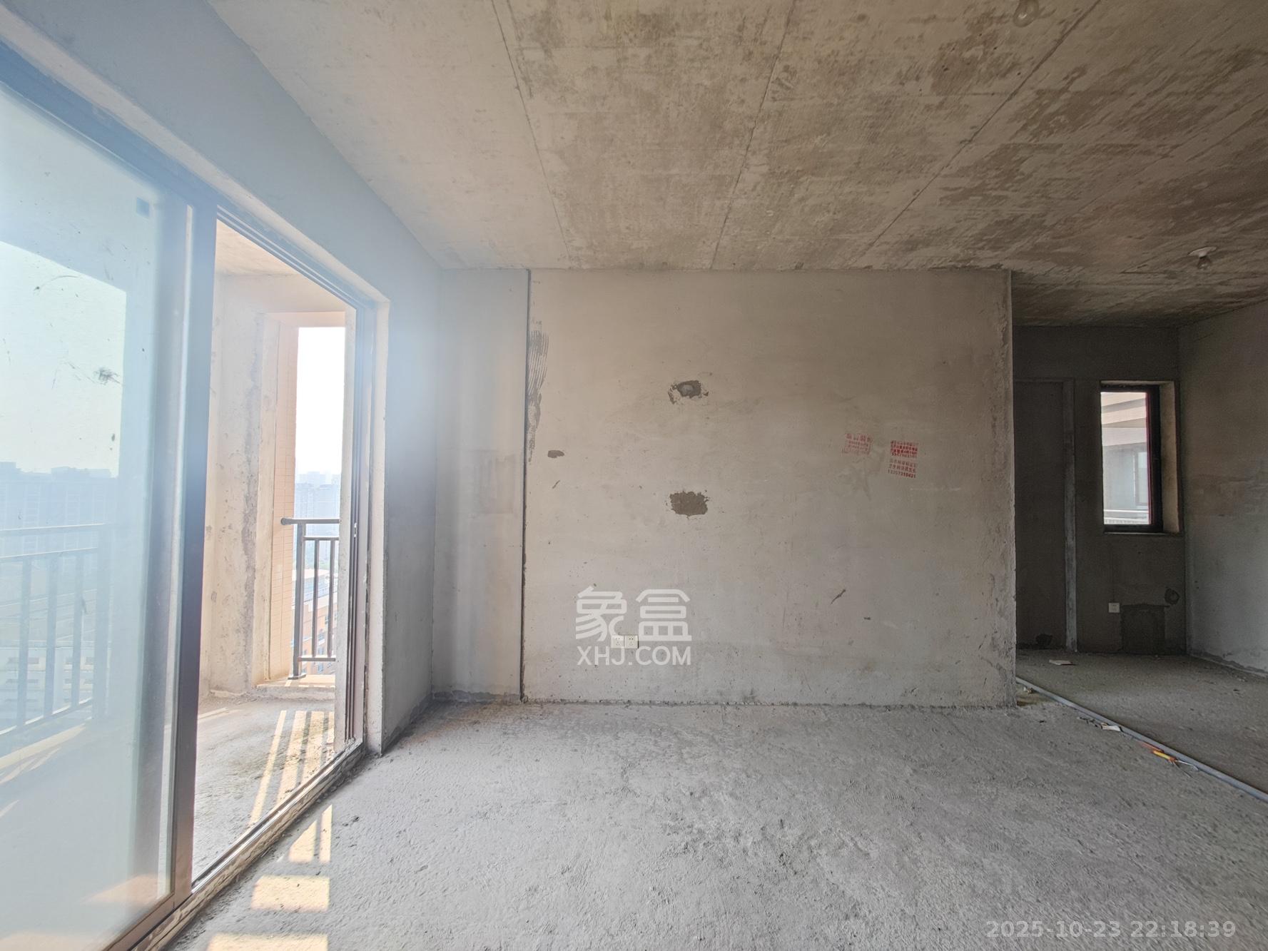 云开壹品樾玺  3室2厅2卫    87.0万客厅