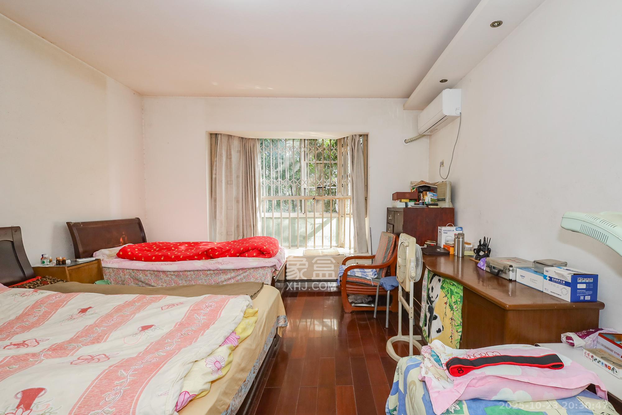 八方小区A区  4室2厅2卫    509.0万 八方小区A区  4室2厅2卫    509.0万卧室