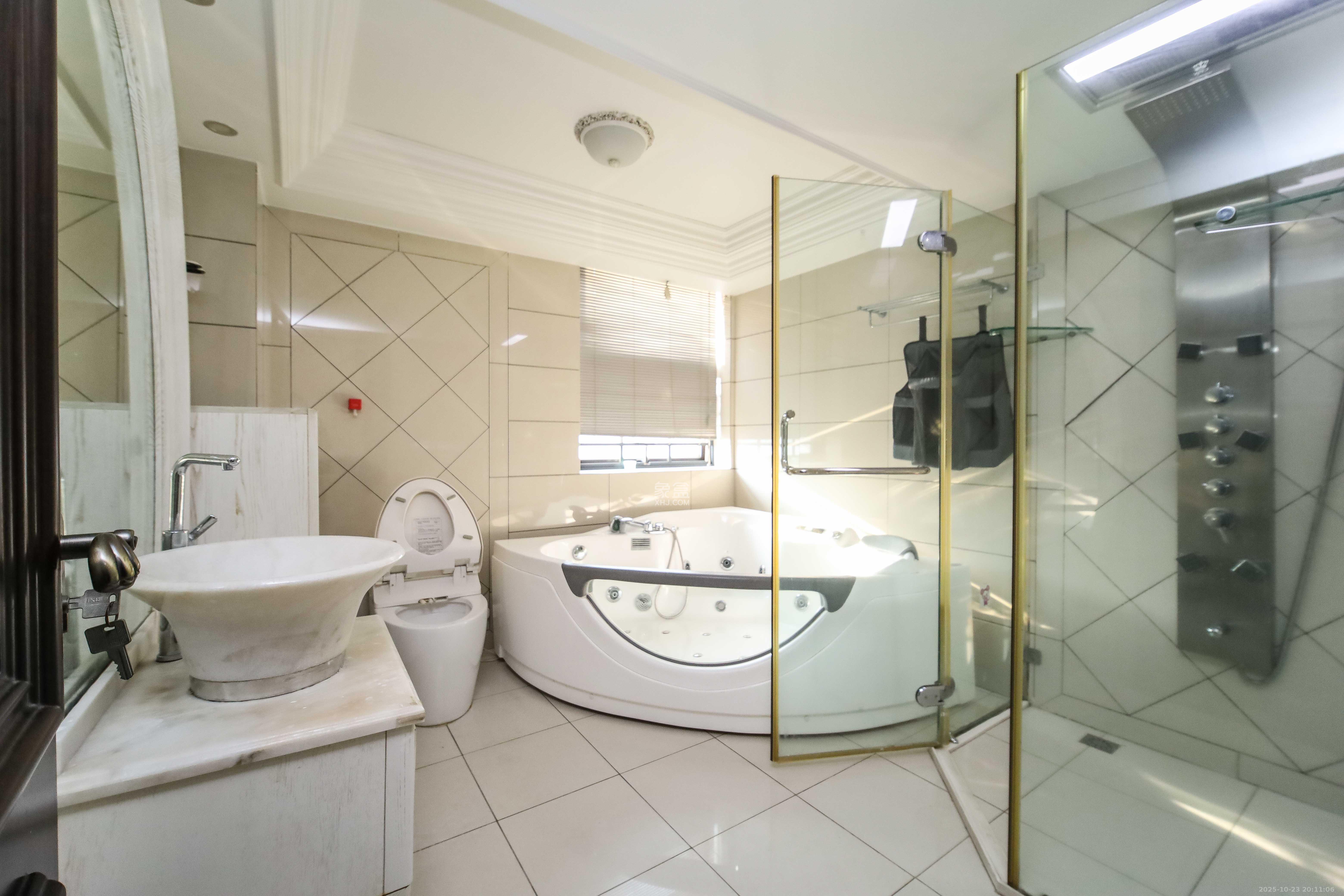 红橡华园(菲莎公馆)  3室2厅2卫    168.0万卫生间