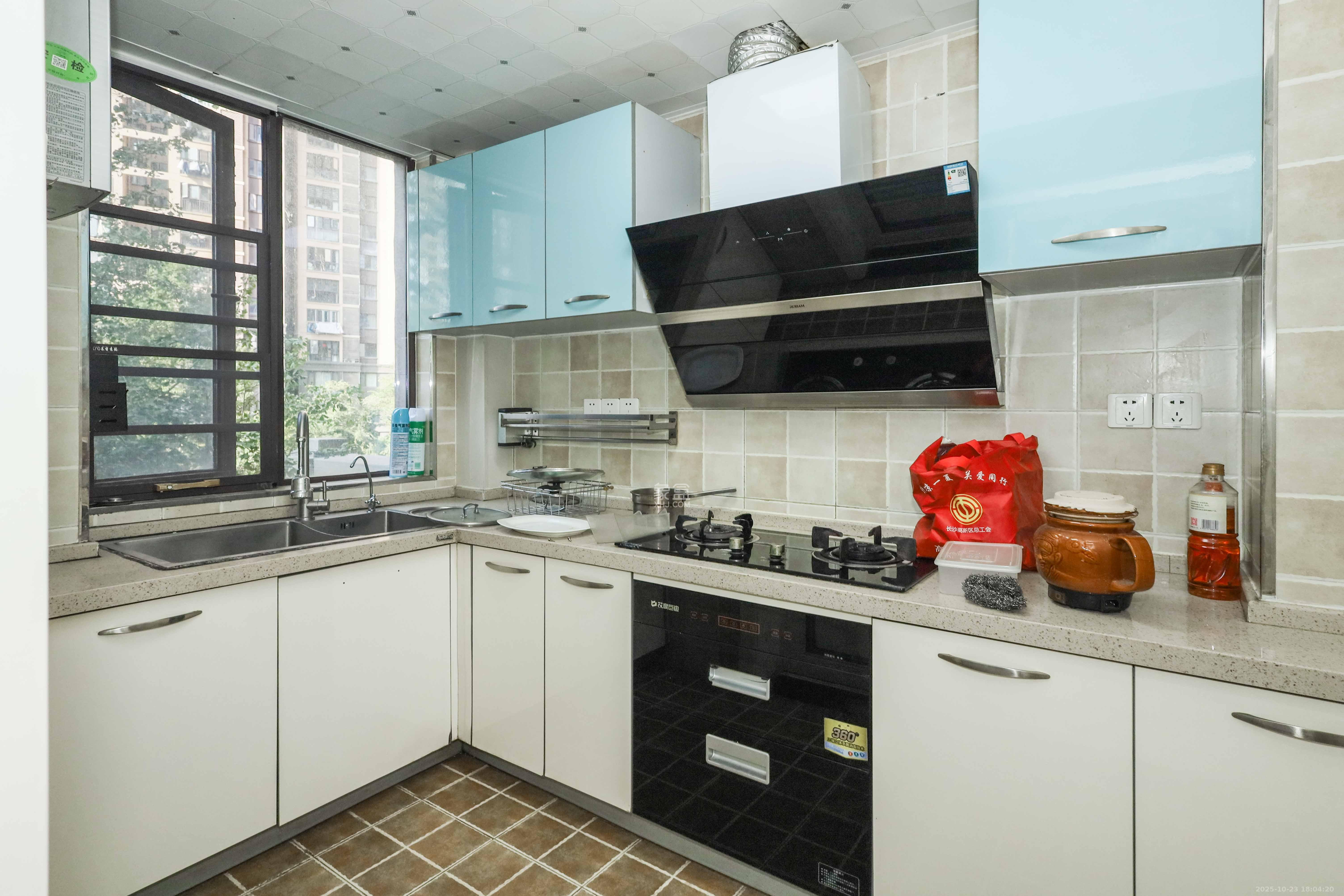 梅溪鑫苑名家  3室2厅2卫    109.0万 梅溪鑫苑名家  3室2厅2卫    109.0万厨房