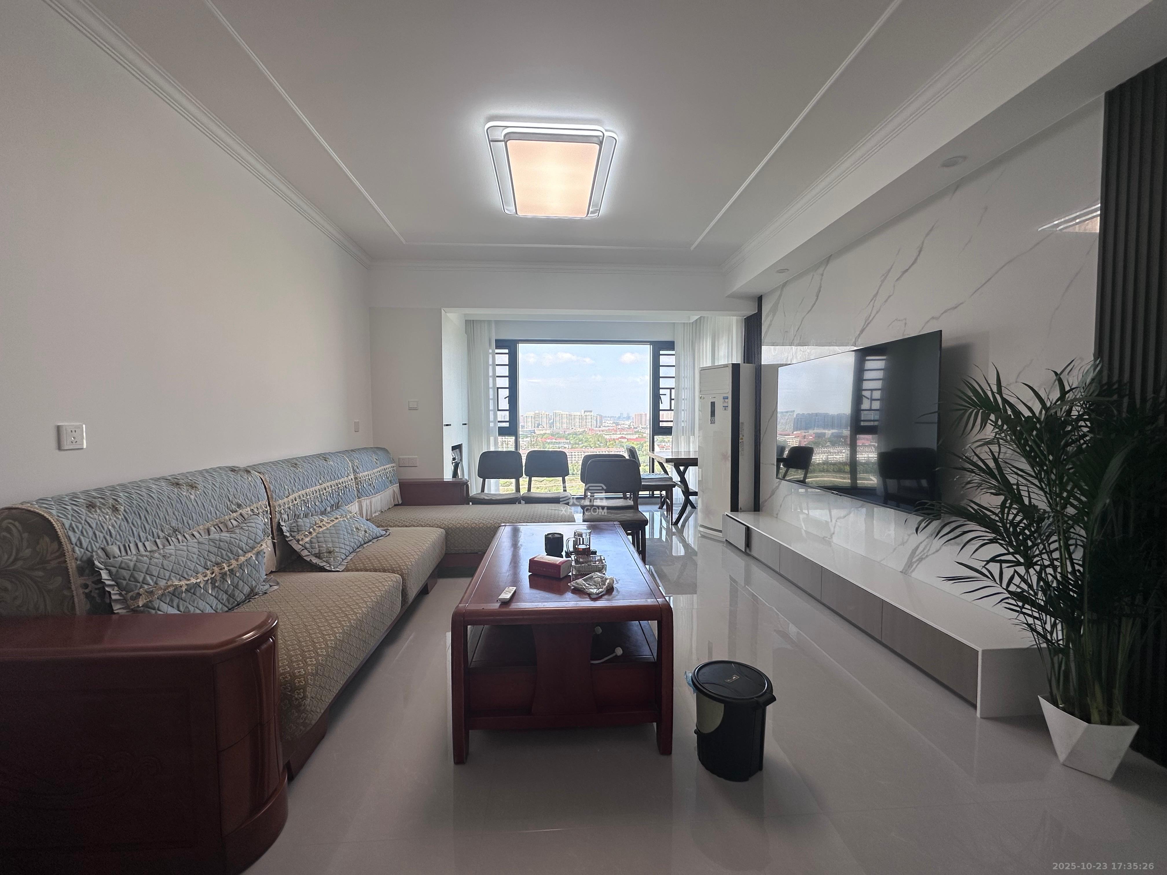 和景家园二期  3室2厅2卫    2800.0元/月室内图1