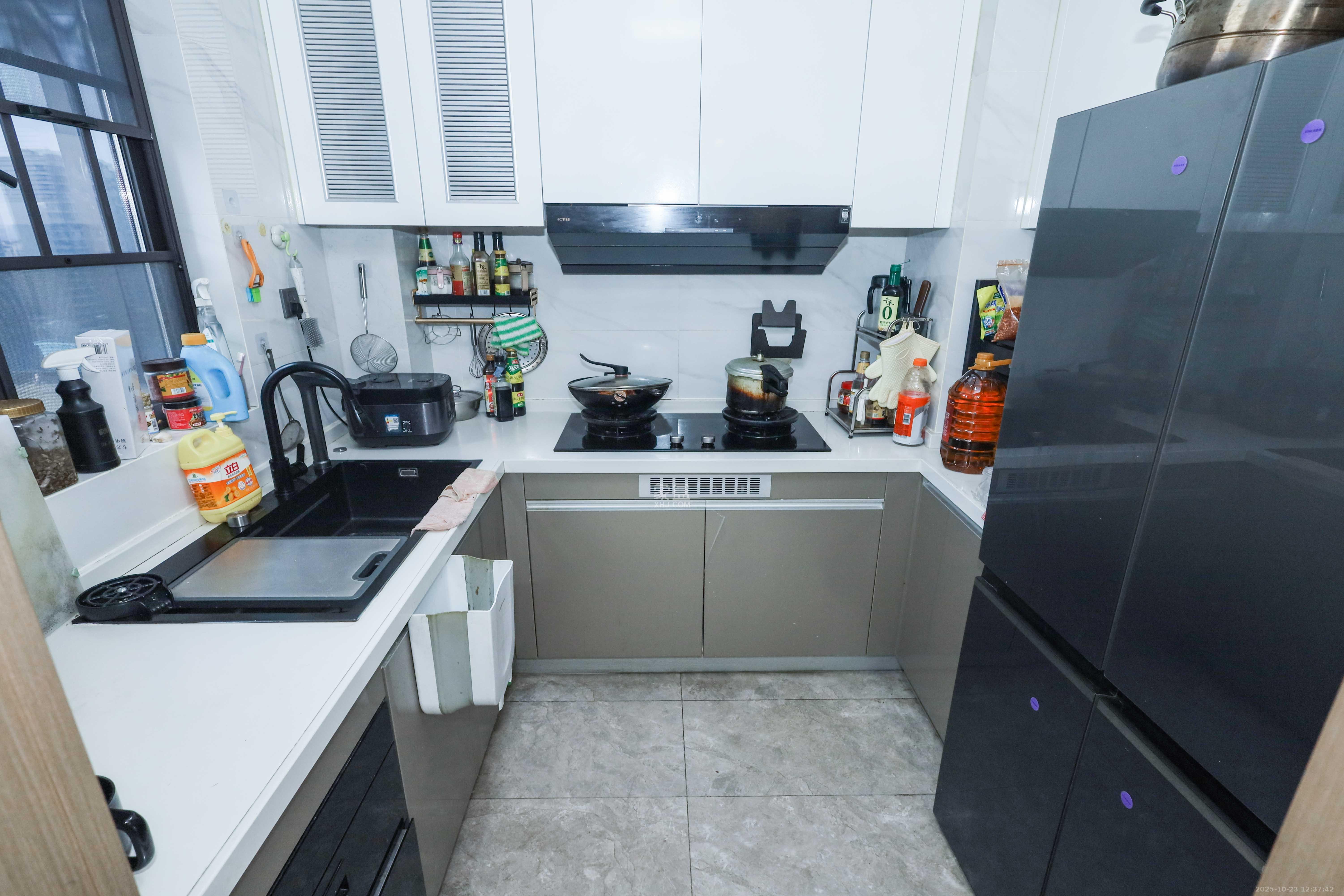 招商华发依云曦城 4室2厅2卫 212.0万 招商华发依云曦城 4室2厅2卫 212.0万厨房