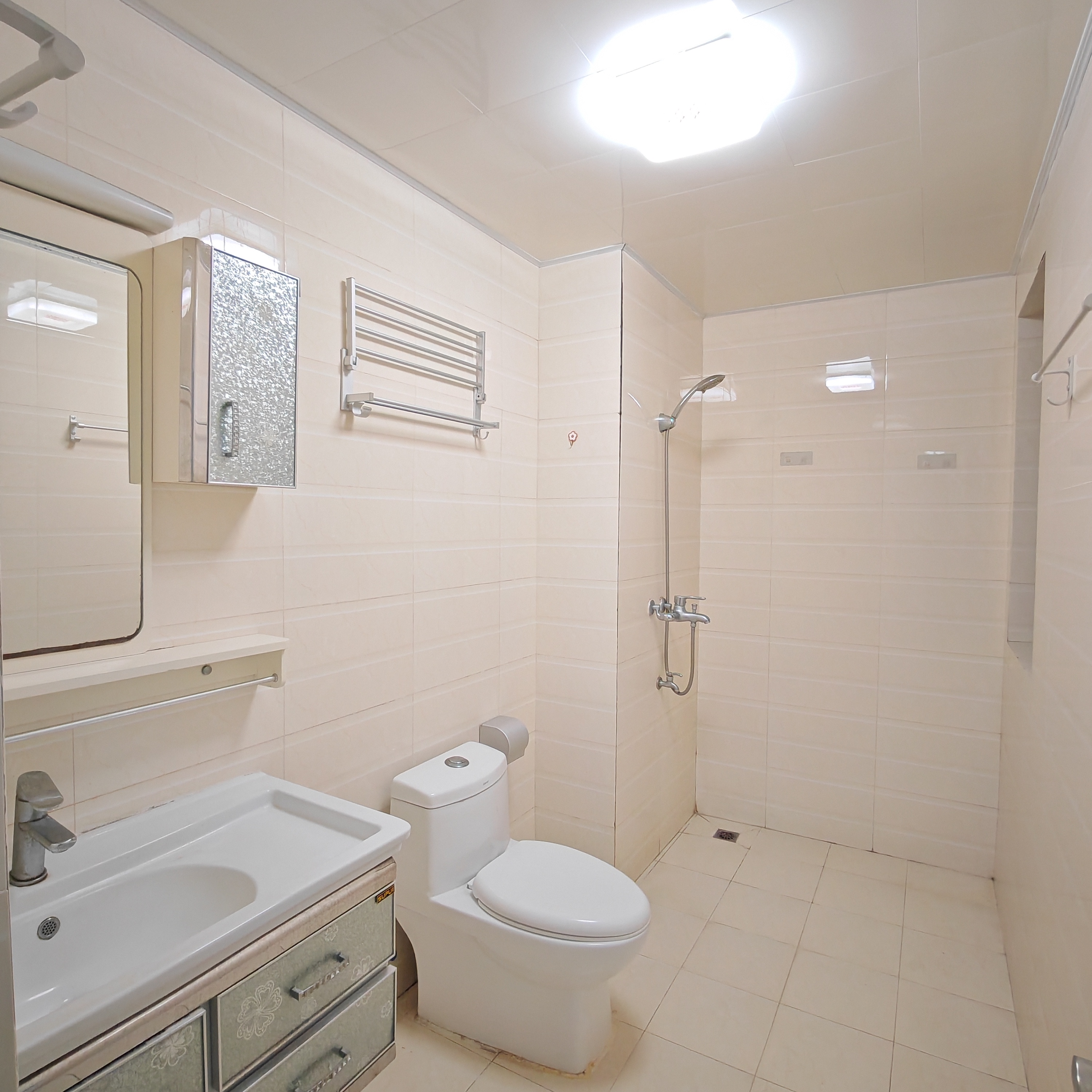 海阔天空-国瑞城二期(雅仕苑) 2室2厅1卫 3500.0元/月 海阔天空-国瑞城二期(雅仕苑) 2室2厅1卫 3500.0元/月室内图