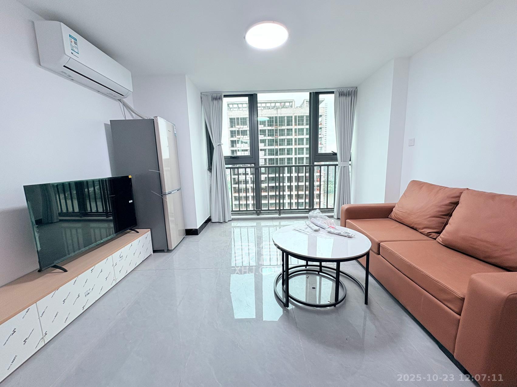 绿地V岛  2室2厅1卫    2600.0元/月 绿地V岛  2室2厅1卫    2600.0元/月